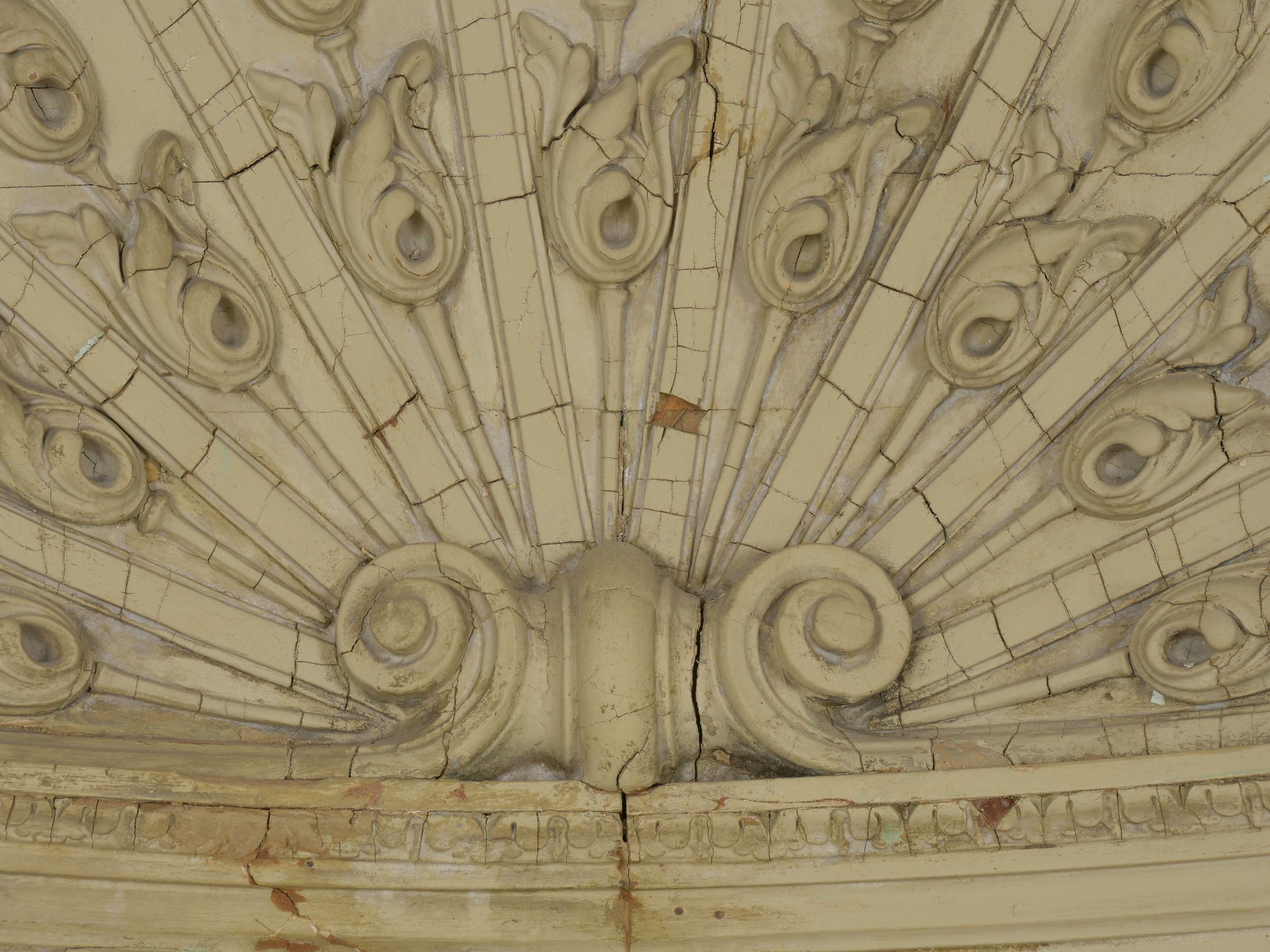 Armadio angolare da incasso neoclassico del XIX secolo in vendita 3