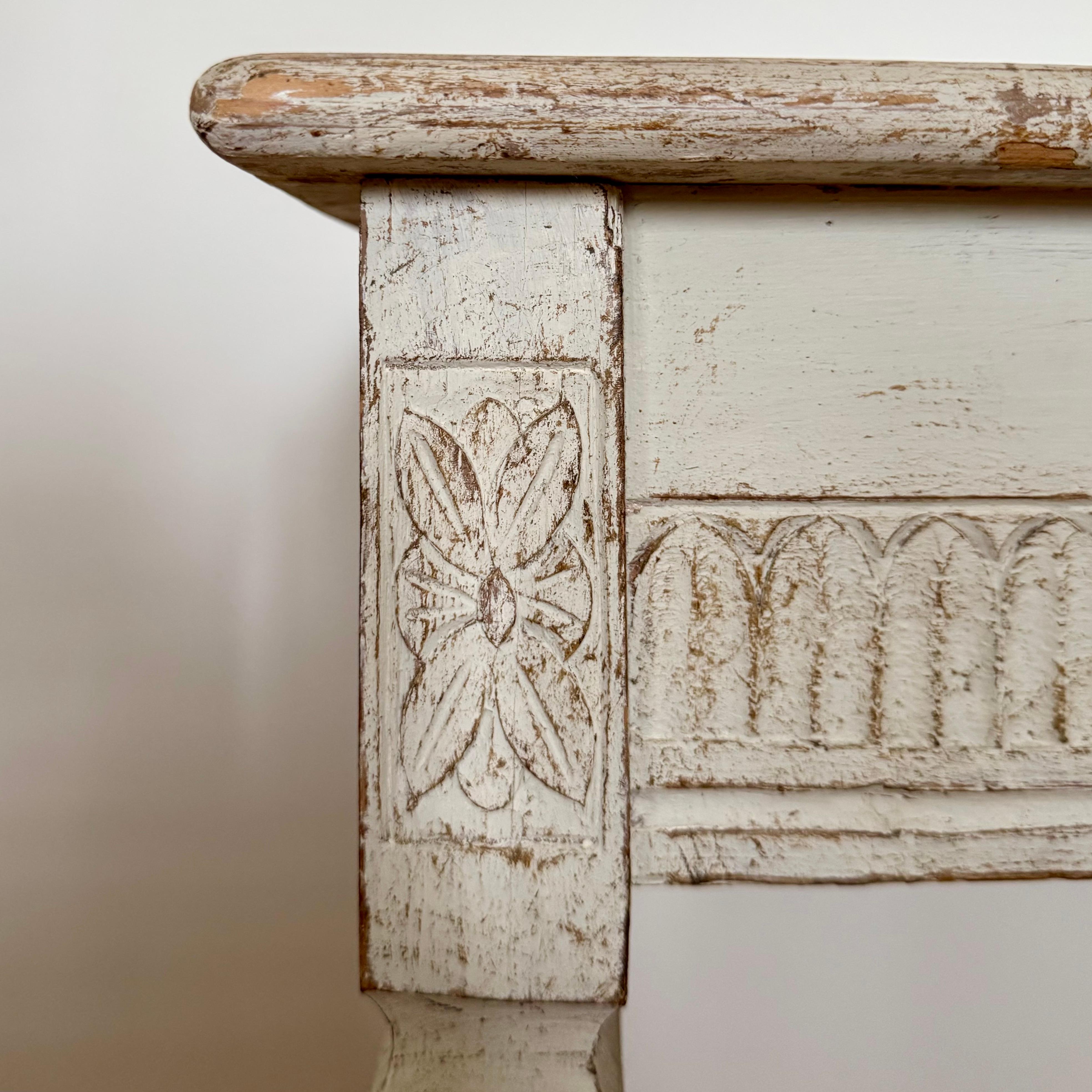 19th Century Neoclassical Painted Side Table With Reeded Decor And Tapered Legs For Sale 4