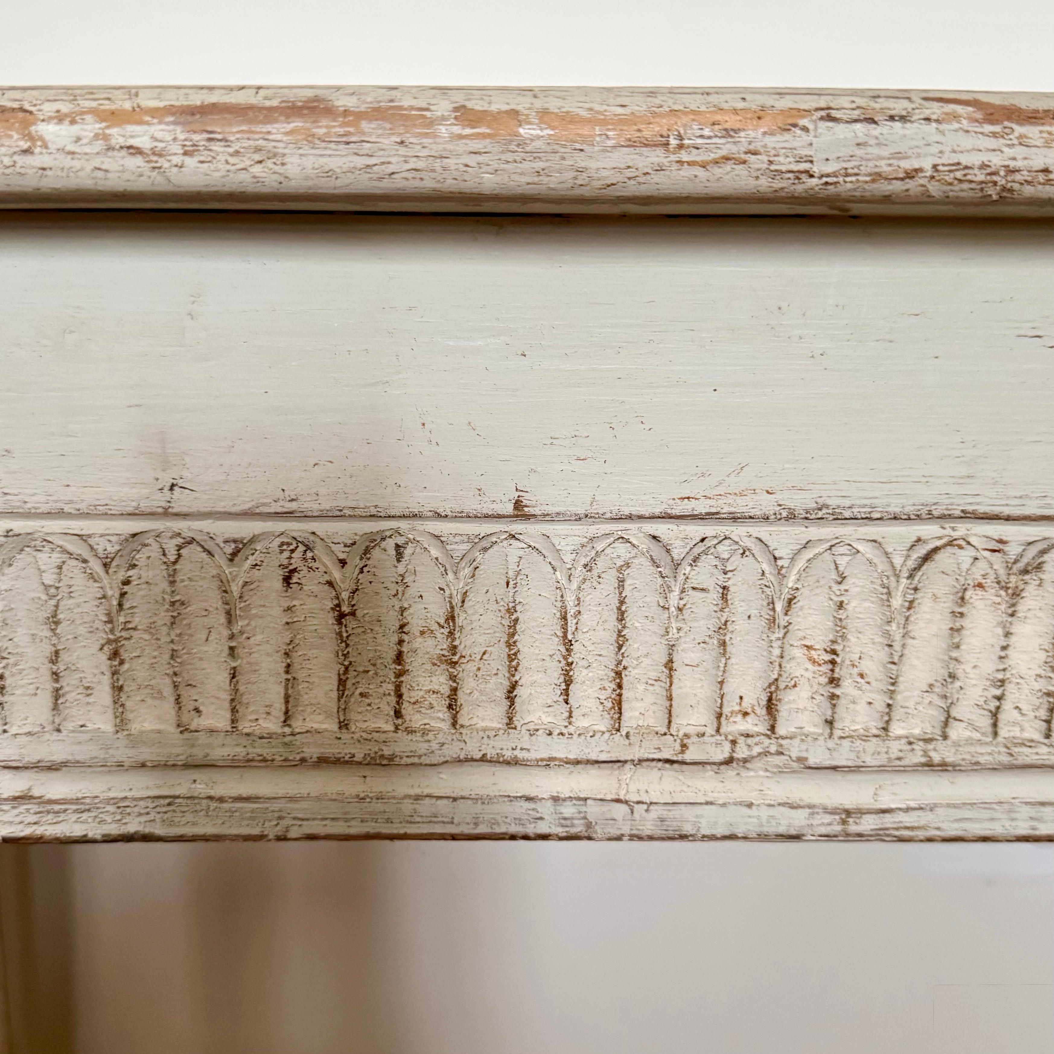 19th Century Neoclassical Painted Side Table With Reeded Decor And Tapered Legs For Sale 5