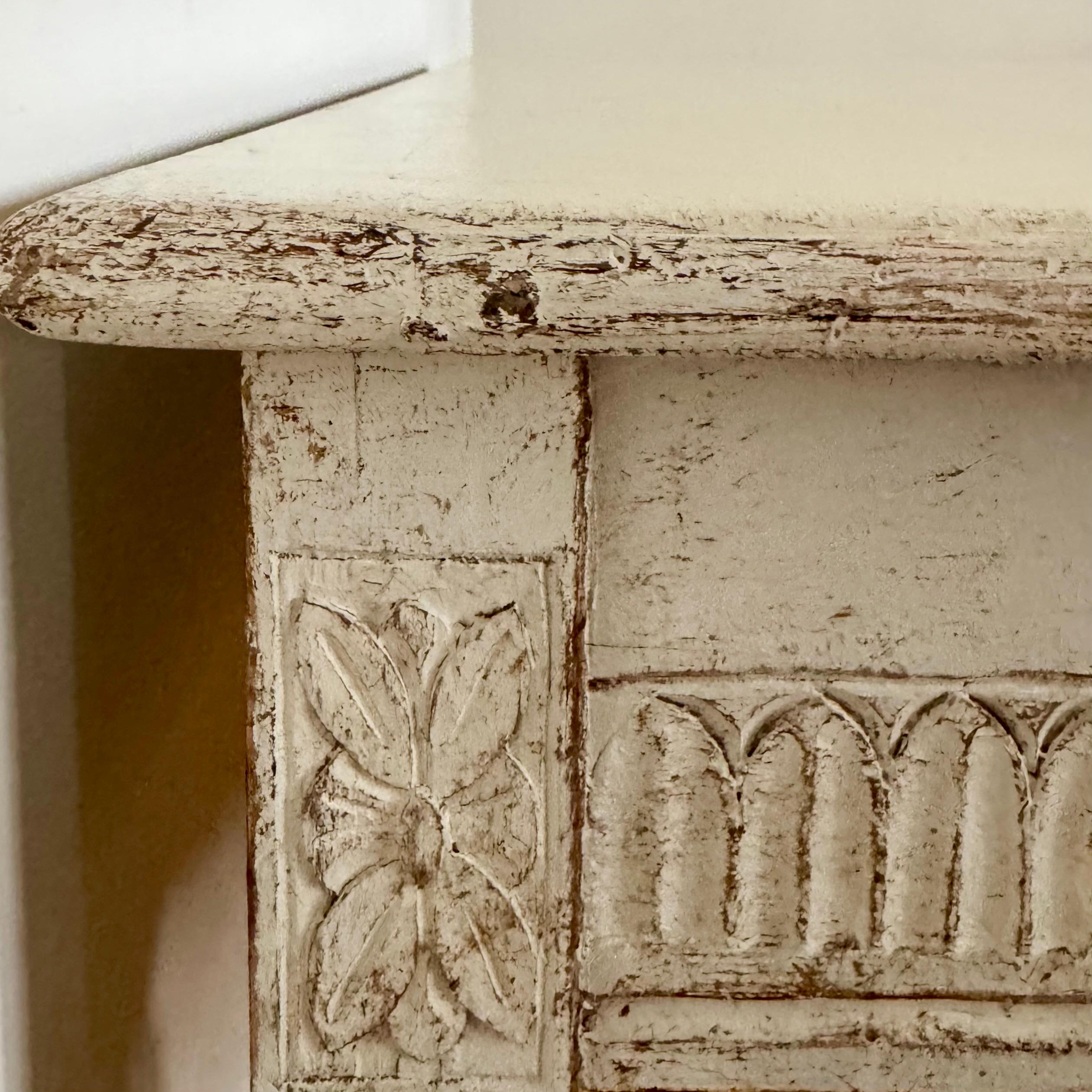 19th Century Neoclassical Painted Side Table With Reeded Decor And Tapered Legs For Sale 7