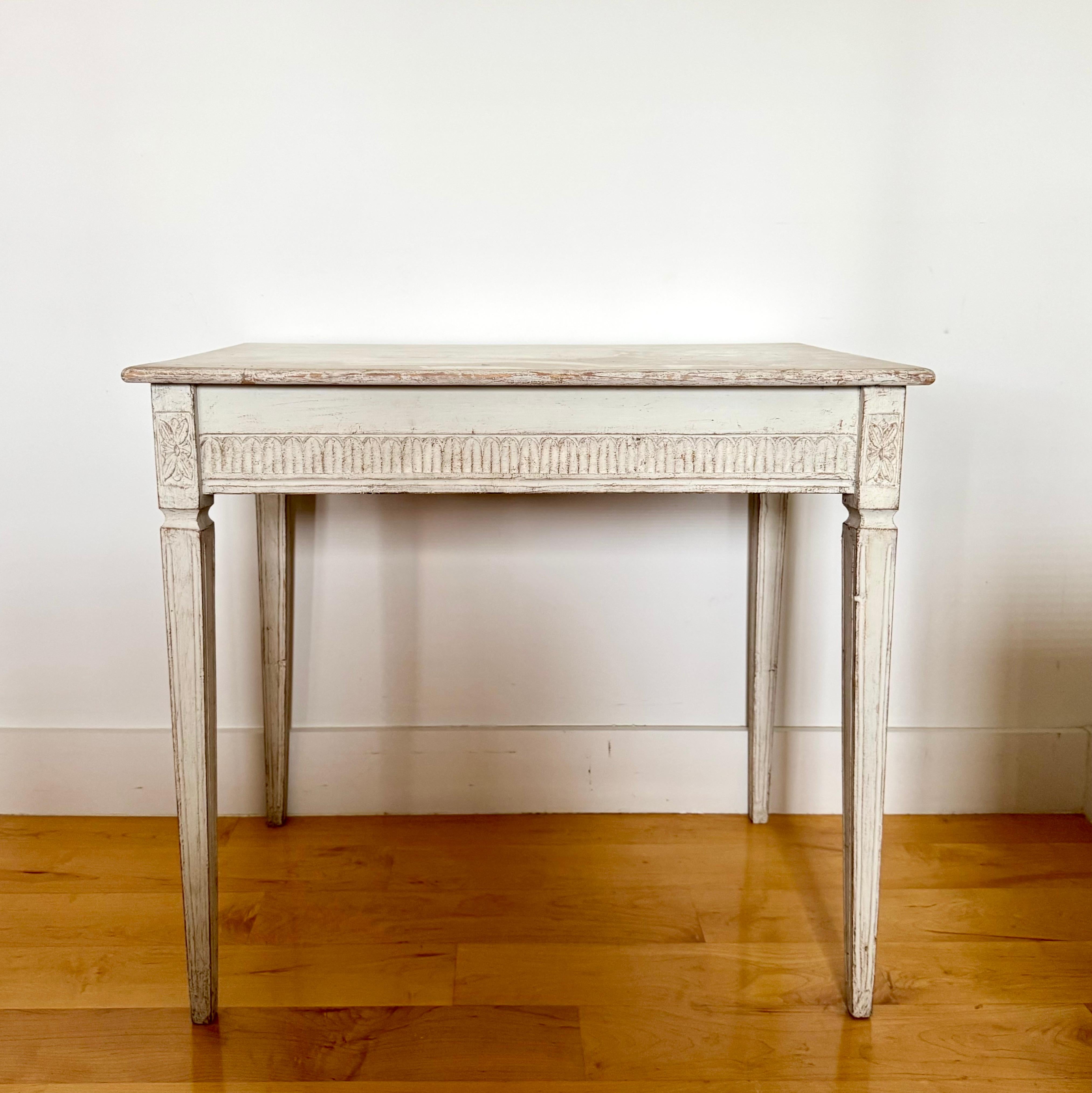 Hand-Carved 19th Century Neoclassical Painted Side Table With Reeded Decor And Tapered Legs For Sale