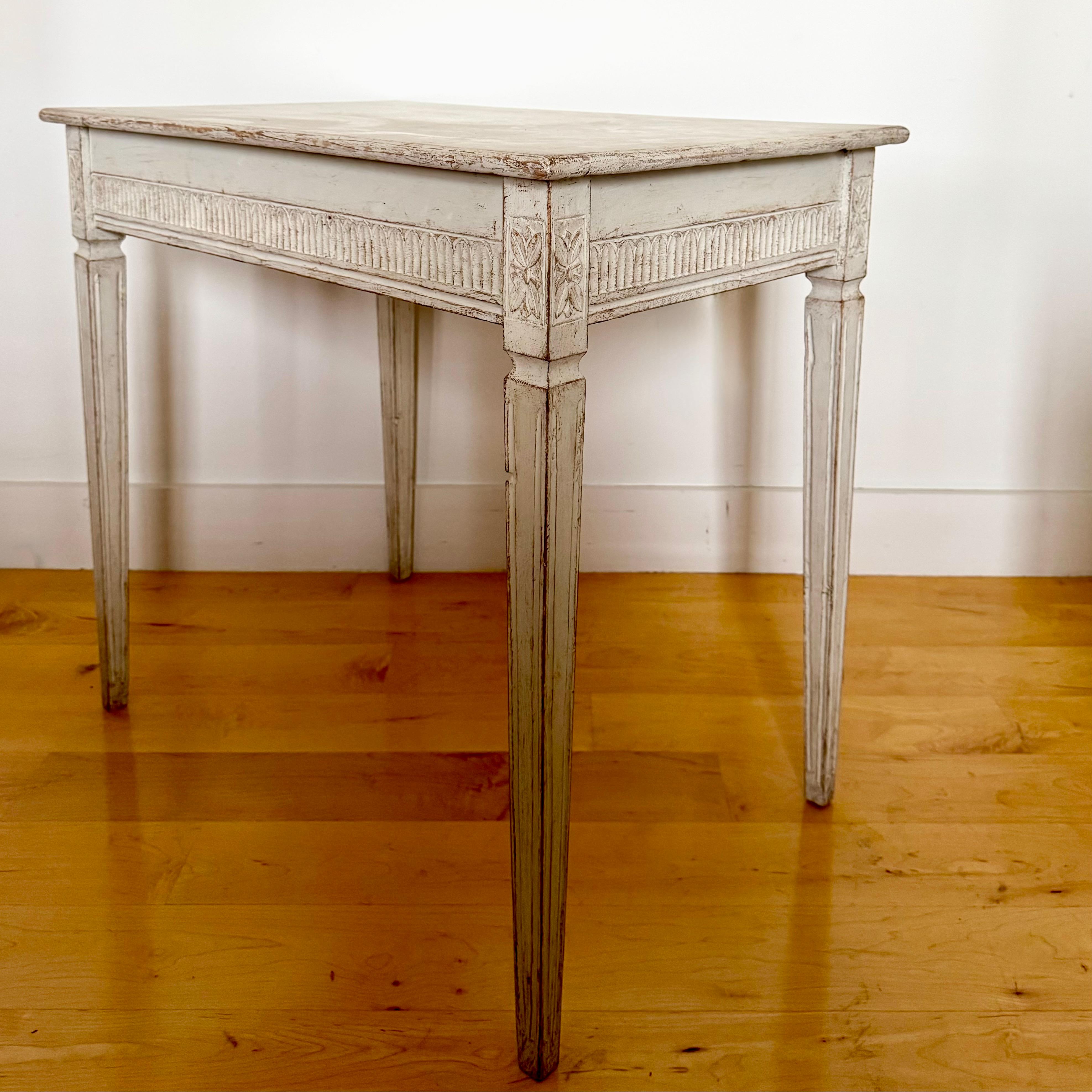 19th Century Neoclassical Painted Side Table With Reeded Decor And Tapered Legs In Good Condition For Sale In Charleston, SC