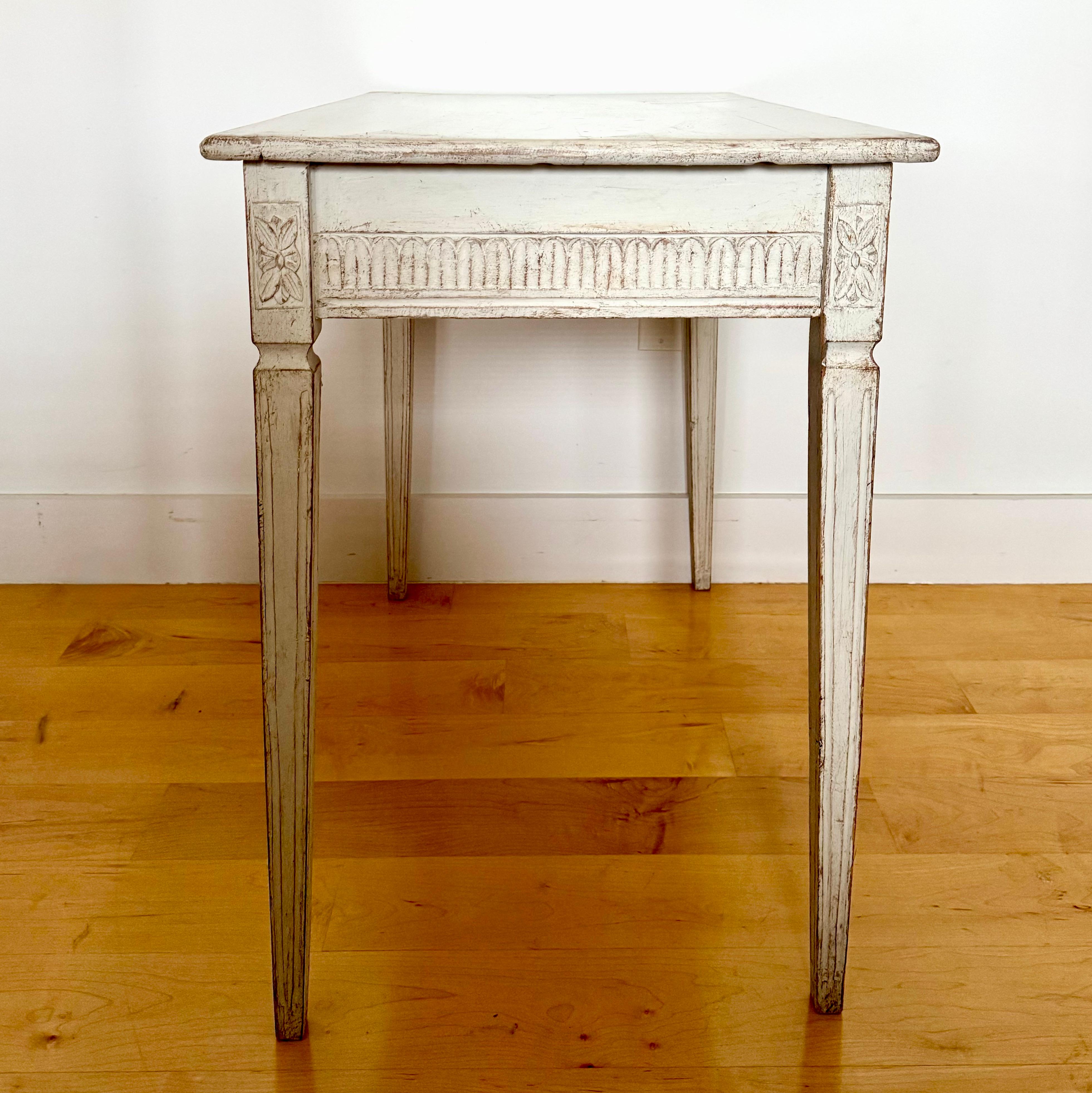Wood 19th Century Neoclassical Painted Side Table With Reeded Decor And Tapered Legs For Sale