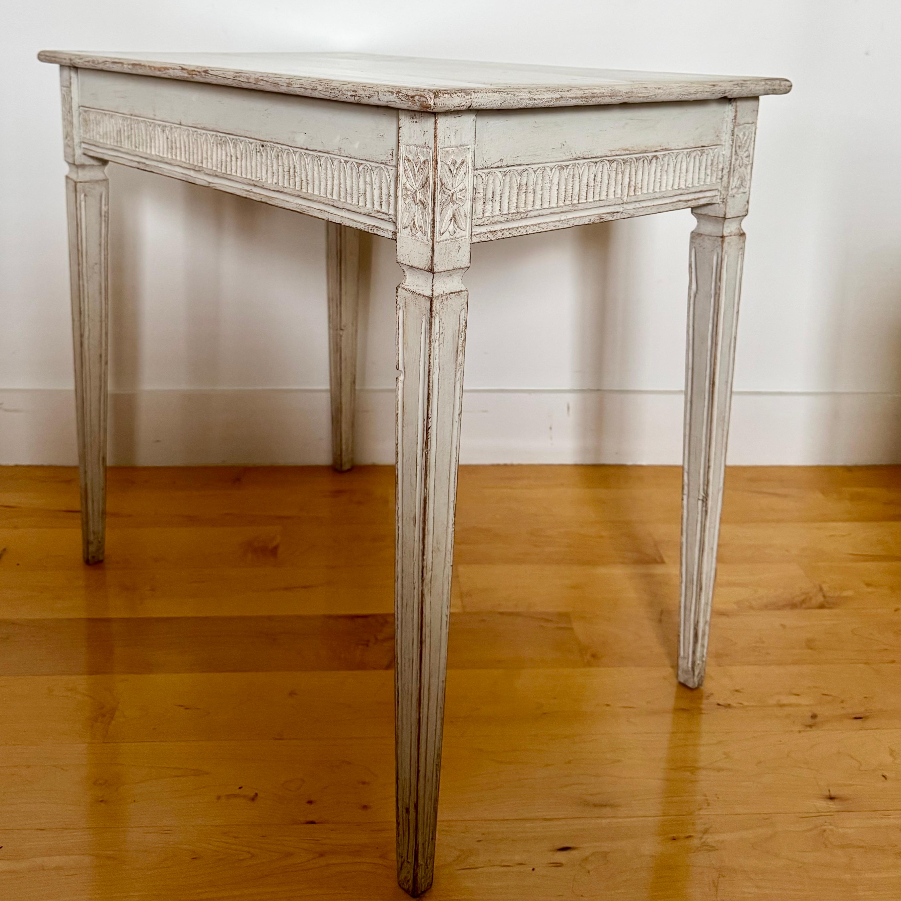 19th Century Neoclassical Painted Side Table With Reeded Decor And Tapered Legs For Sale 1