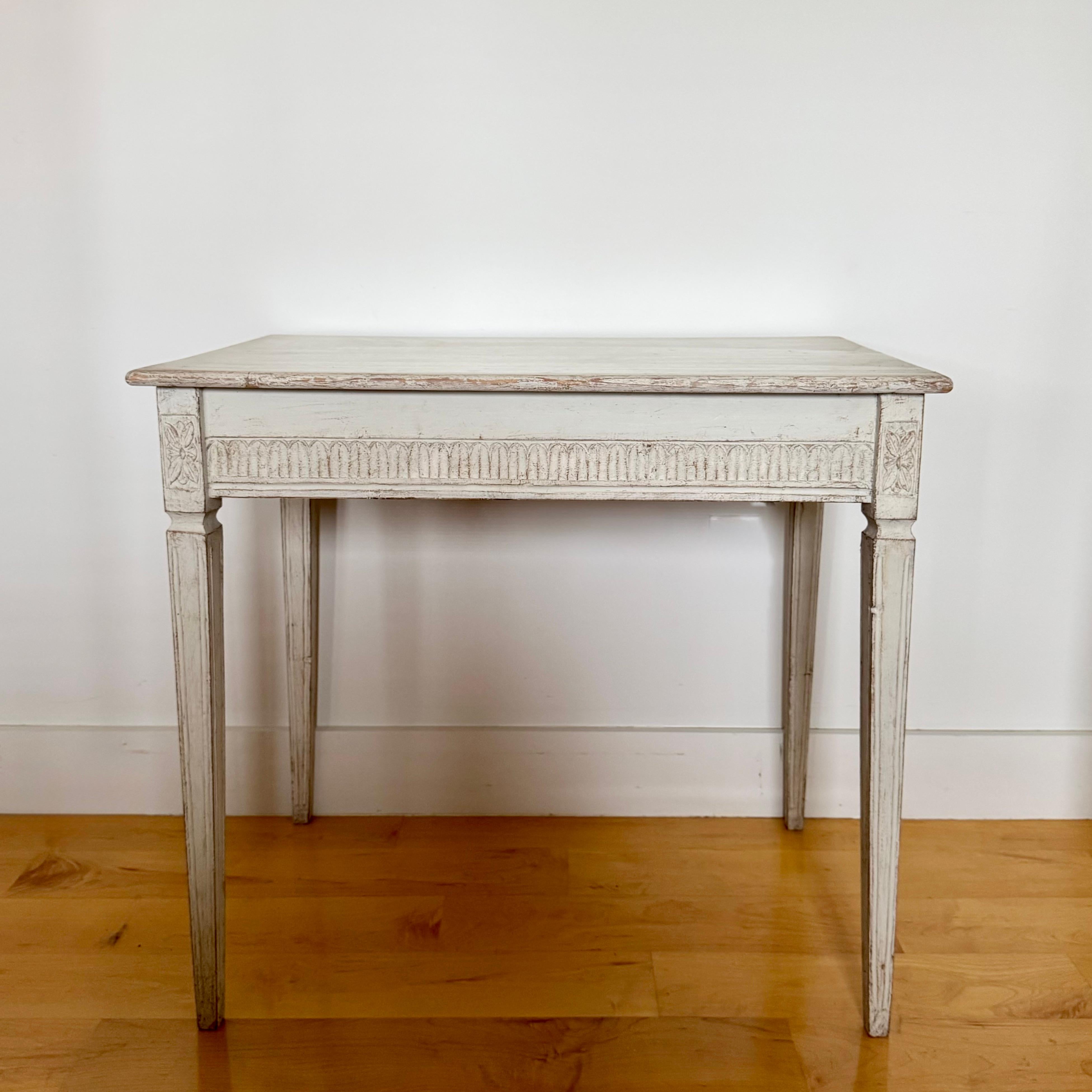 19th Century Neoclassical Painted Side Table With Reeded Decor And Tapered Legs For Sale 2