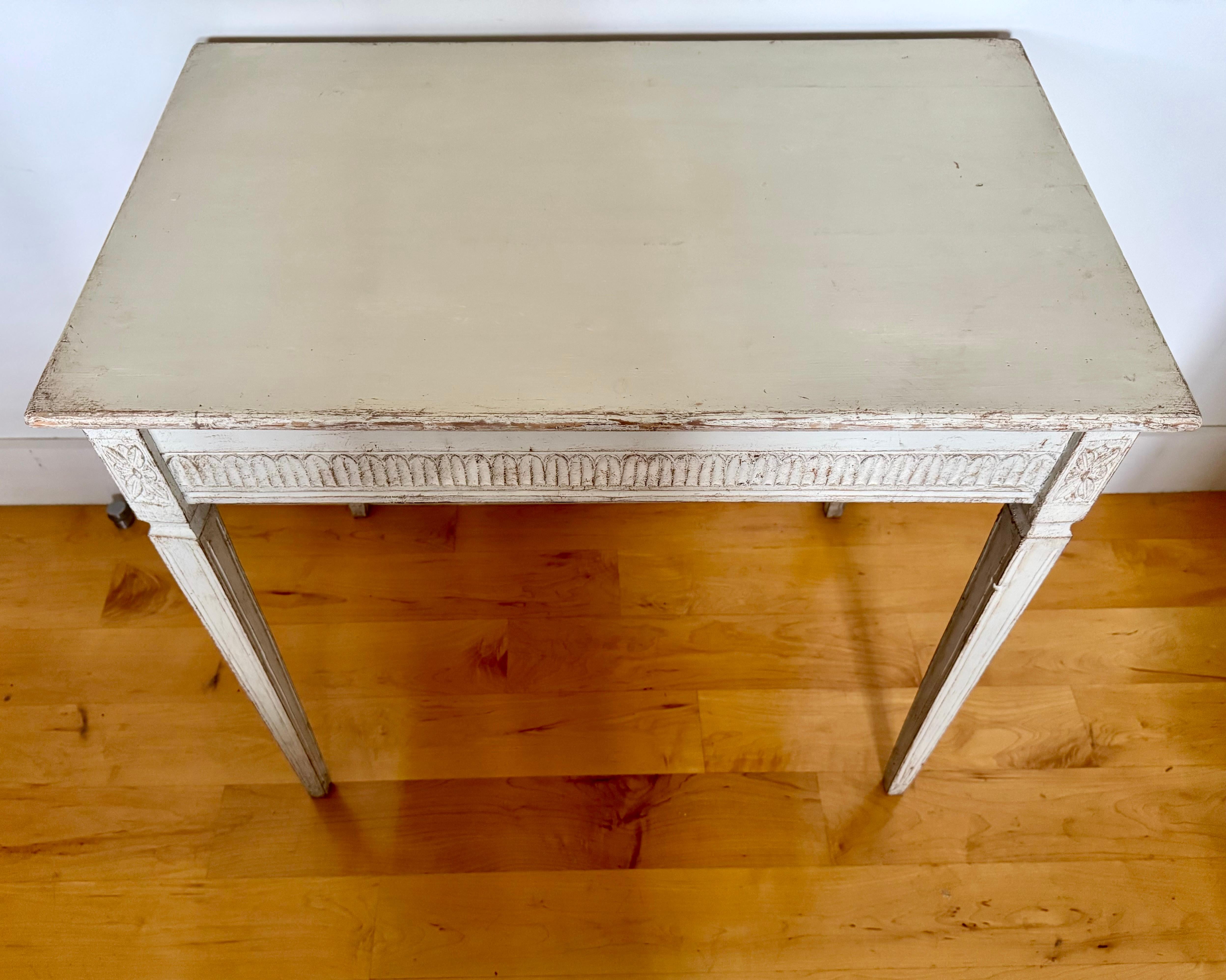 19th Century Neoclassical Painted Side Table With Reeded Decor And Tapered Legs For Sale 3