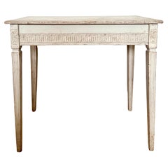 Mesa auxiliar neoclásica pintada del siglo XIX con decoración de juncos y patas cónicas
