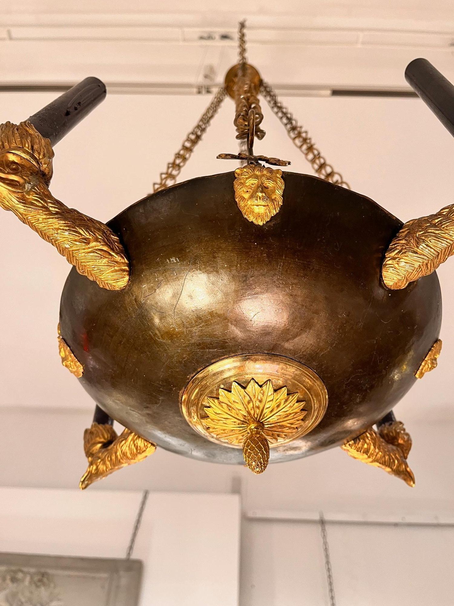 Candelabro neoclásico de bronce patinado del siglo XIX en venta 6