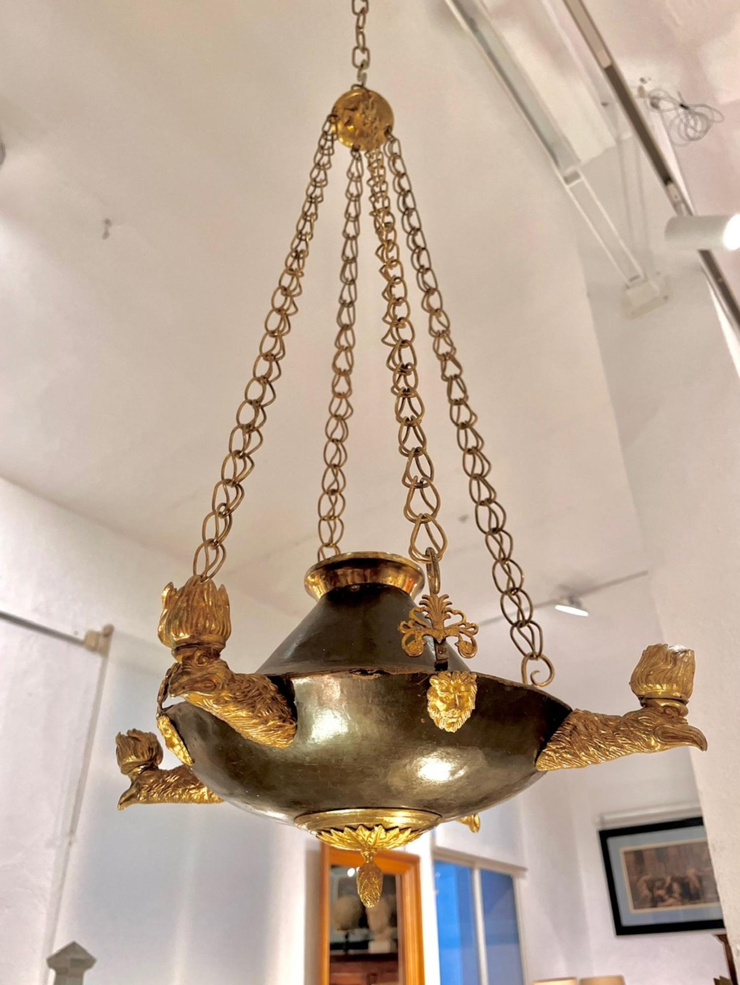 Candelabro neoclásico de bronce patinado del siglo XIX en venta 9