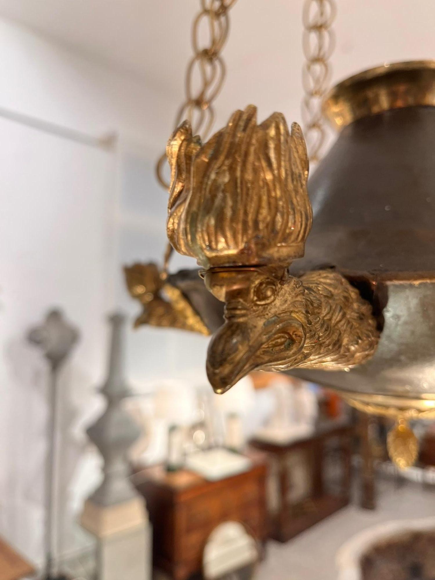 Candelabro neoclásico de bronce patinado del siglo XIX en venta 10