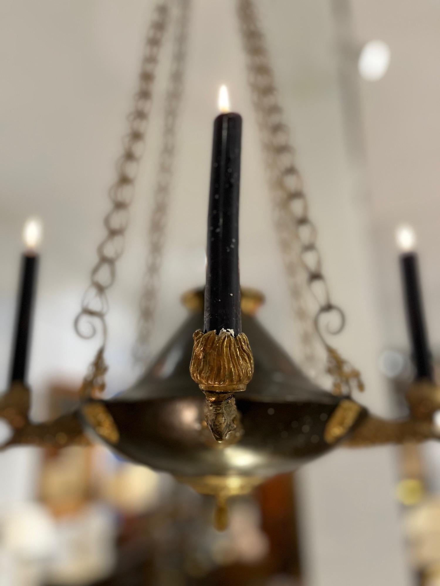 Candelabro neoclásico de bronce patinado del siglo XIX Sueco en venta