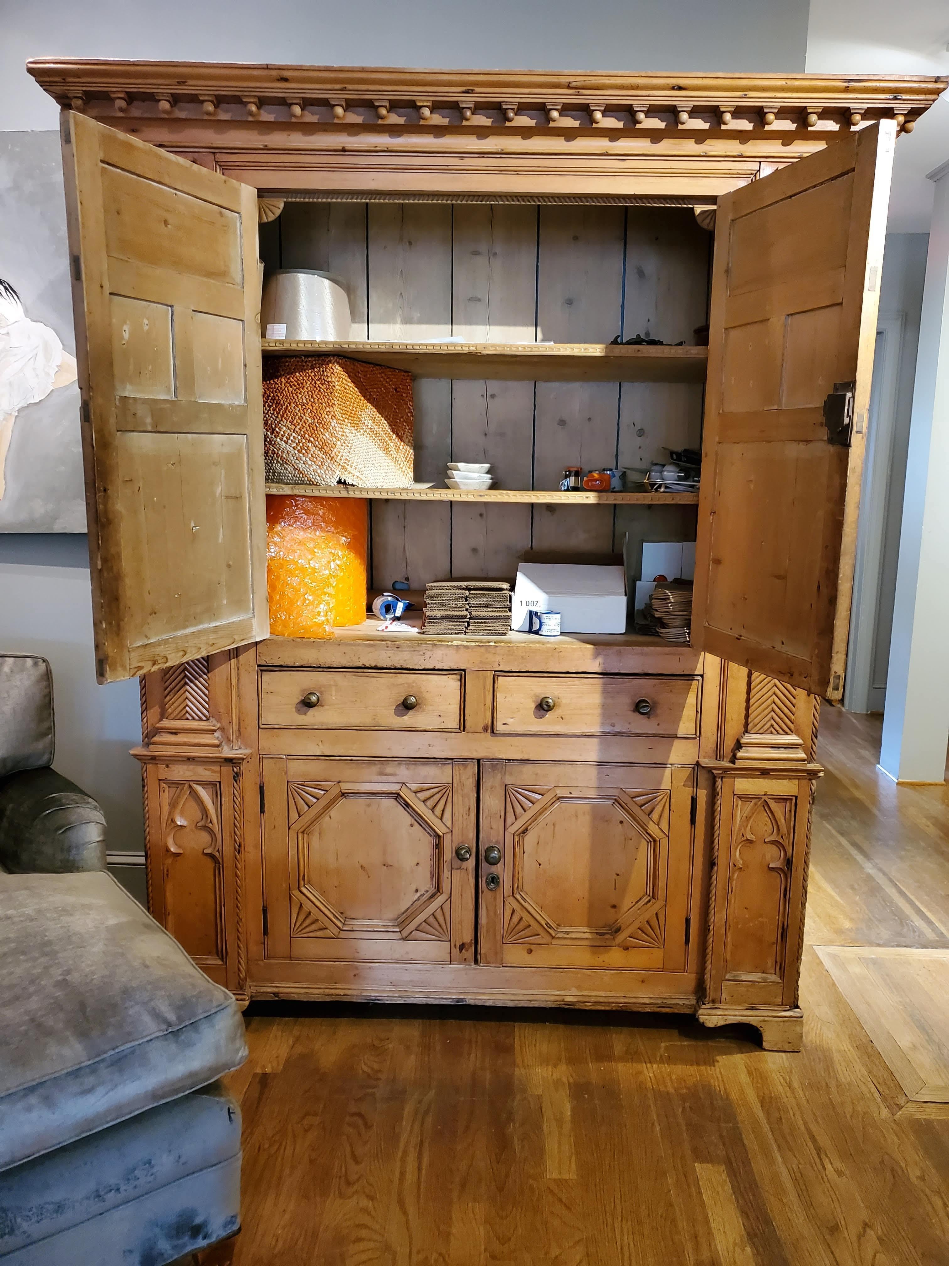 Legno Armadio in pino irlandese del XIX secolo in stile neoclassico con decorazioni a stampo in vendita