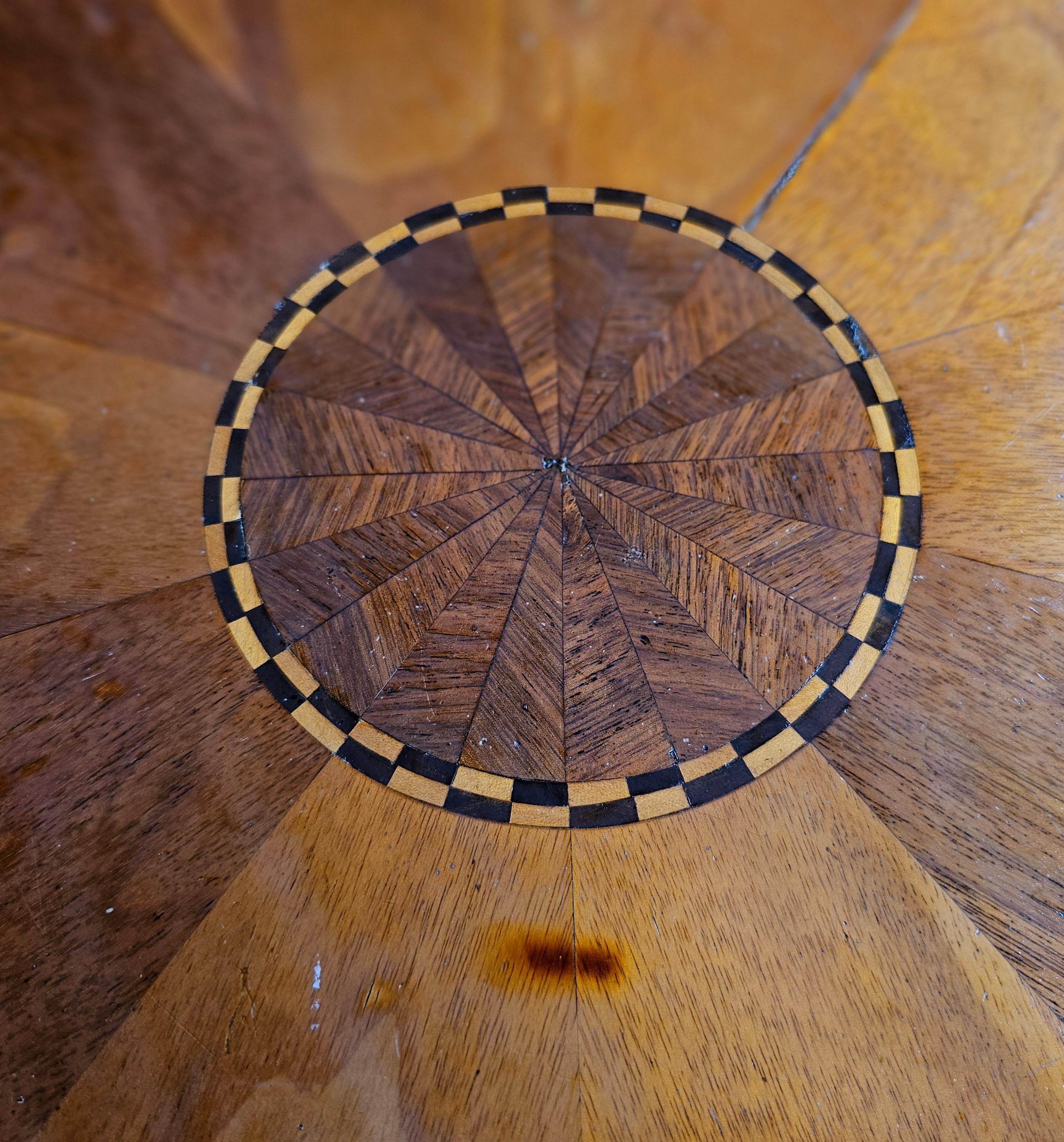 Table centrale néoclassique du 19ème siècle en bois de citronnier et ébène incrusté de bois fruitiers mixtes en vente 2