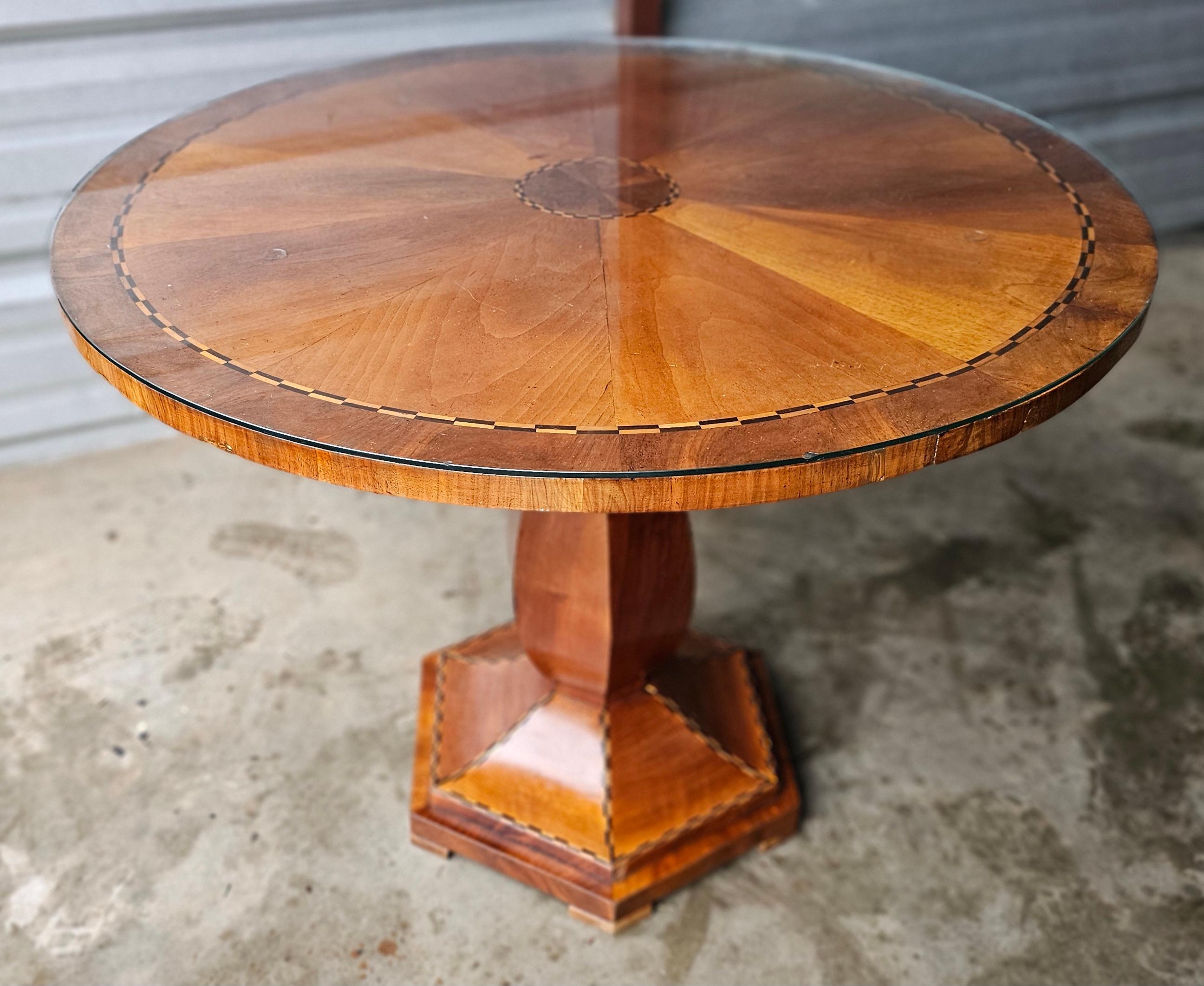 Table centrale néoclassique du 19ème siècle en bois de citronnier et ébène incrusté de bois fruitiers mixtes en vente 3