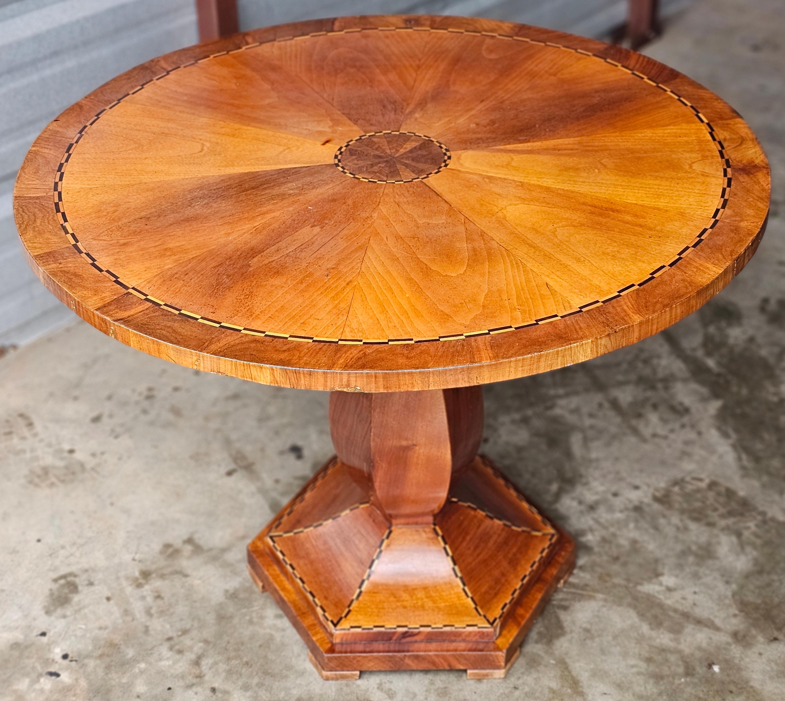 Centre de table néoclassique du XIXe siècle en bois de satin et incrustations d'ébène et bois fruitier mixte avec plateau en verre protecteur.
Mesure 36,75