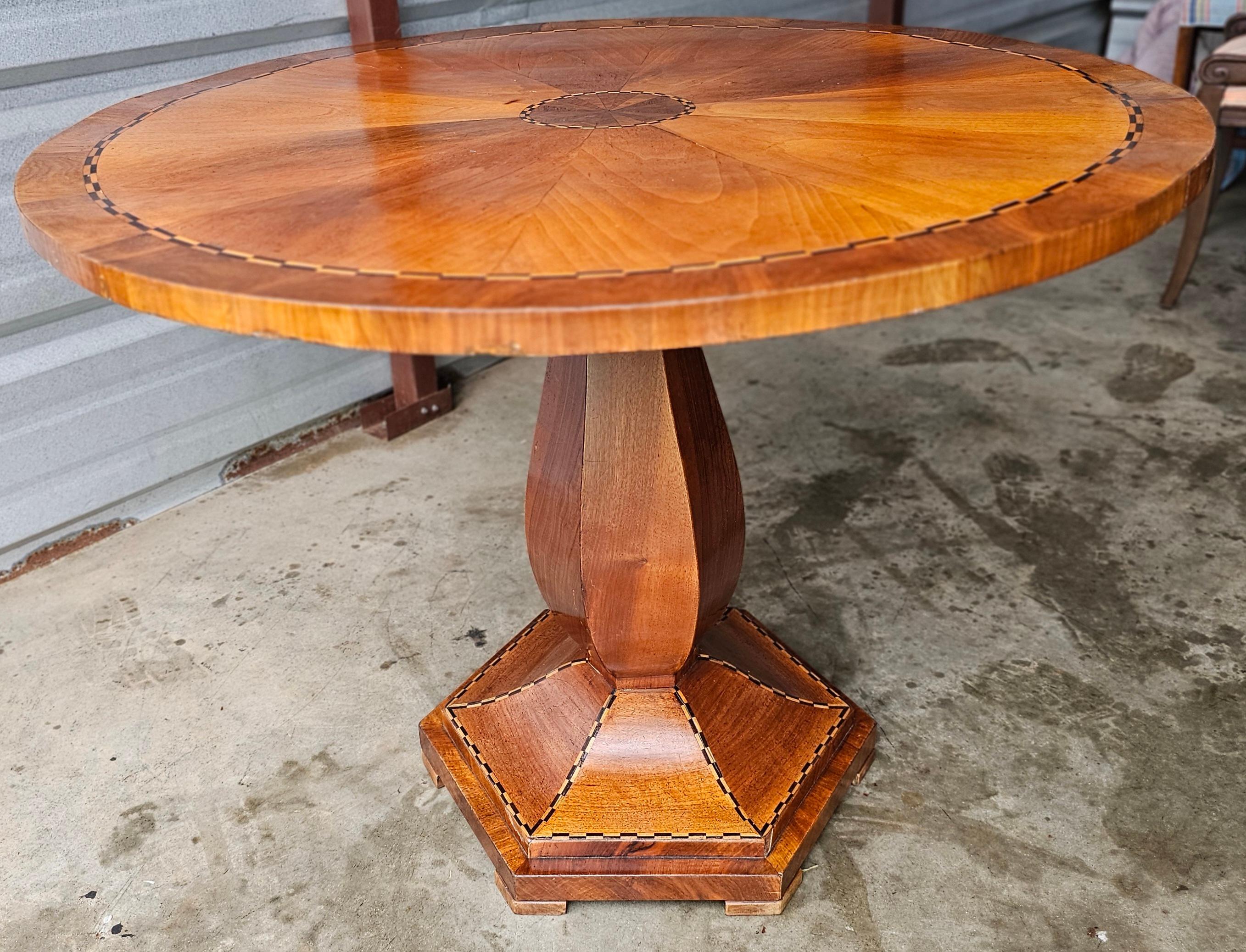 Américain Table centrale néoclassique du 19ème siècle en bois de citronnier et ébène incrusté de bois fruitiers mixtes en vente