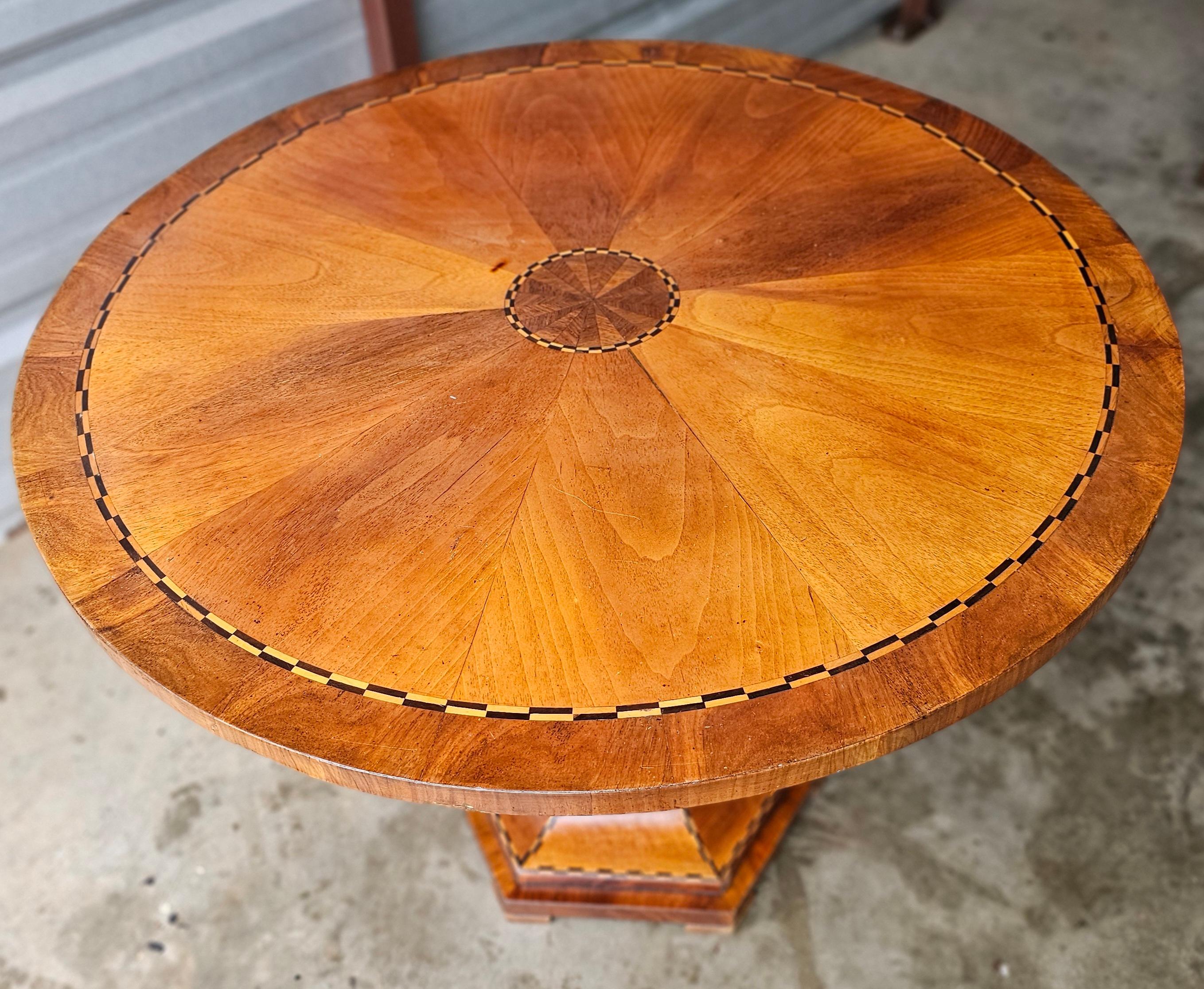 Incrusté Table centrale néoclassique du 19ème siècle en bois de citronnier et ébène incrusté de bois fruitiers mixtes en vente