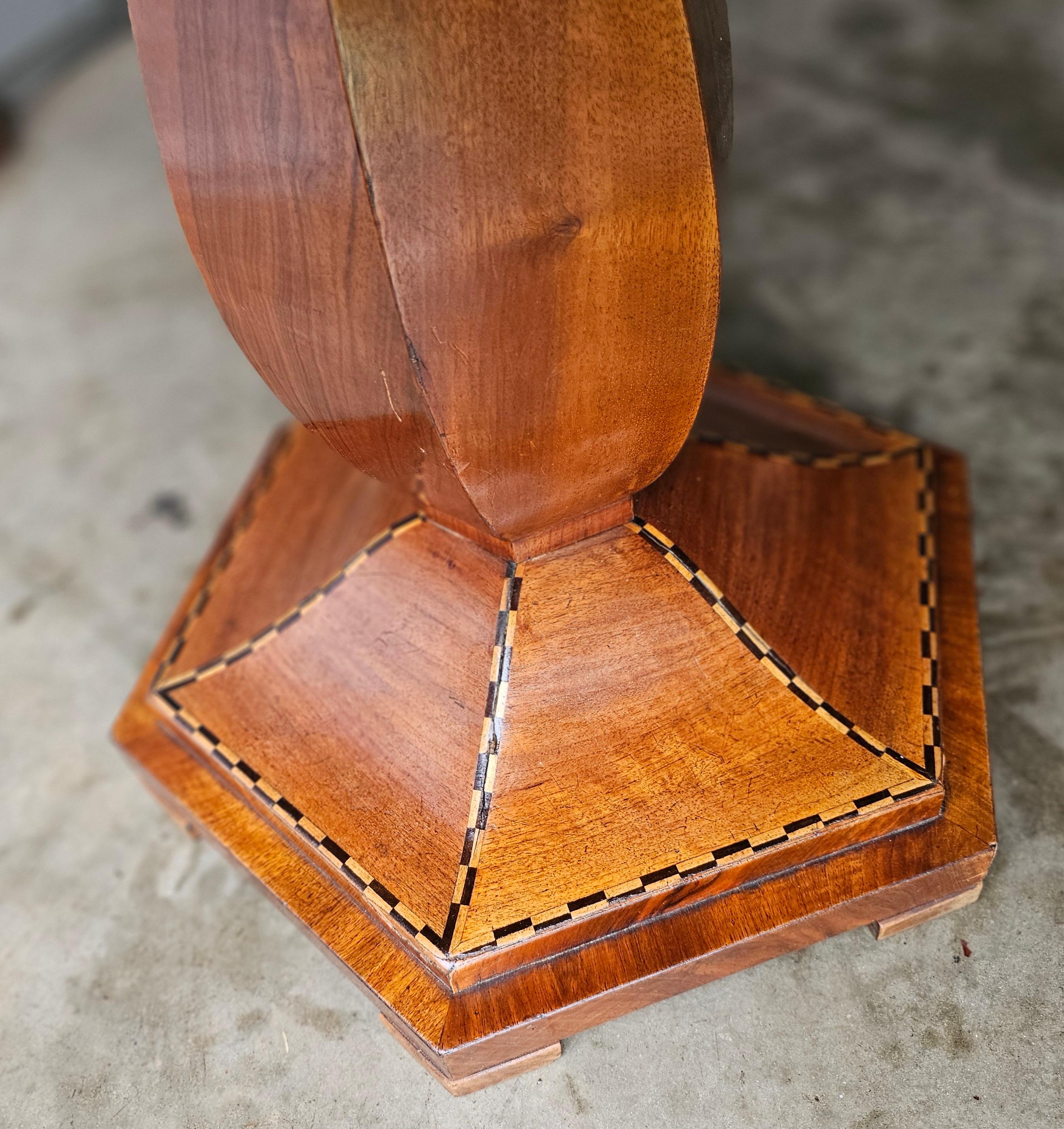 Table centrale néoclassique du 19ème siècle en bois de citronnier et ébène incrusté de bois fruitiers mixtes Bon état - En vente à Germantown, MD