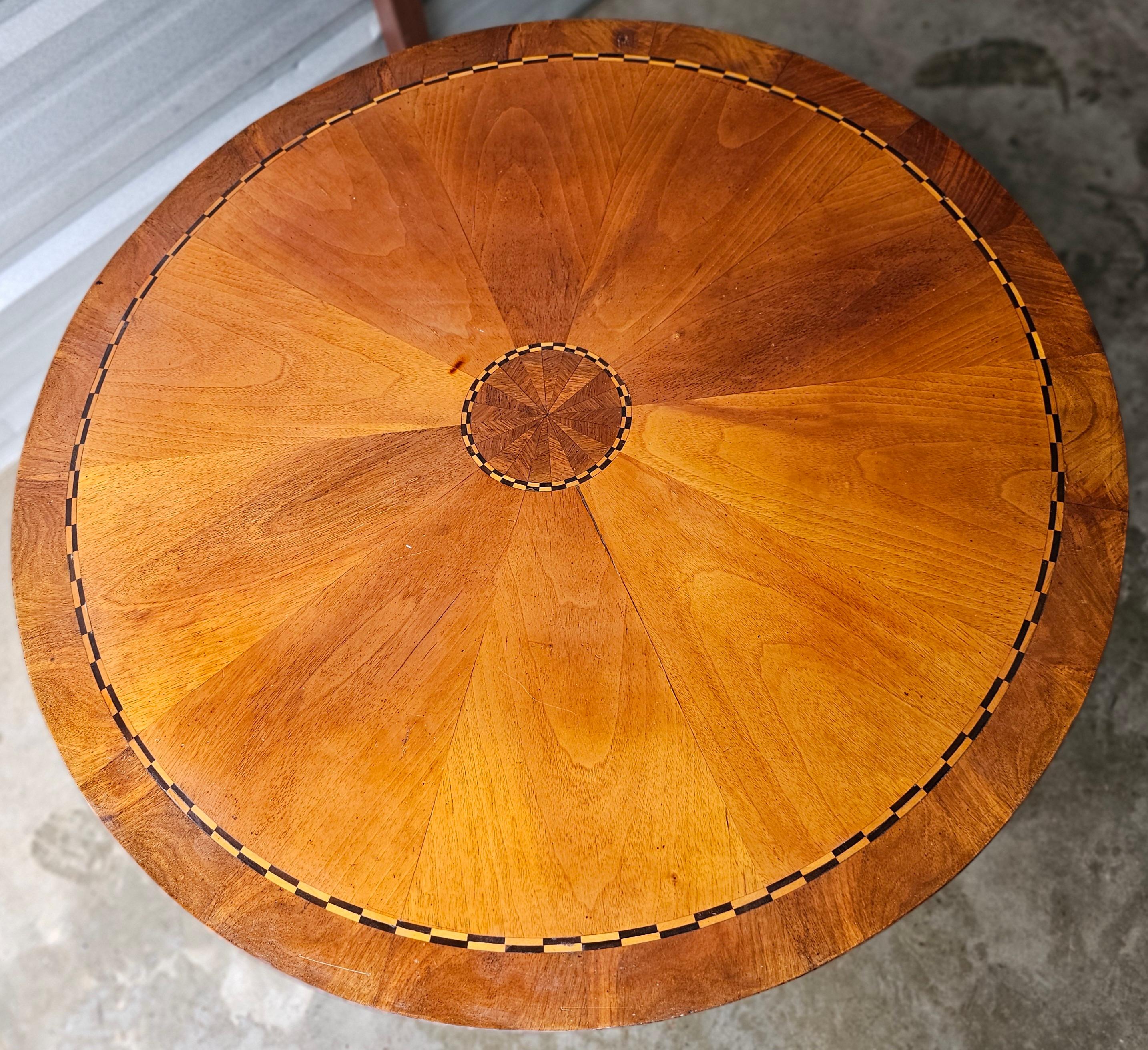 Fruitiers Table centrale néoclassique du 19ème siècle en bois de citronnier et ébène incrusté de bois fruitiers mixtes en vente
