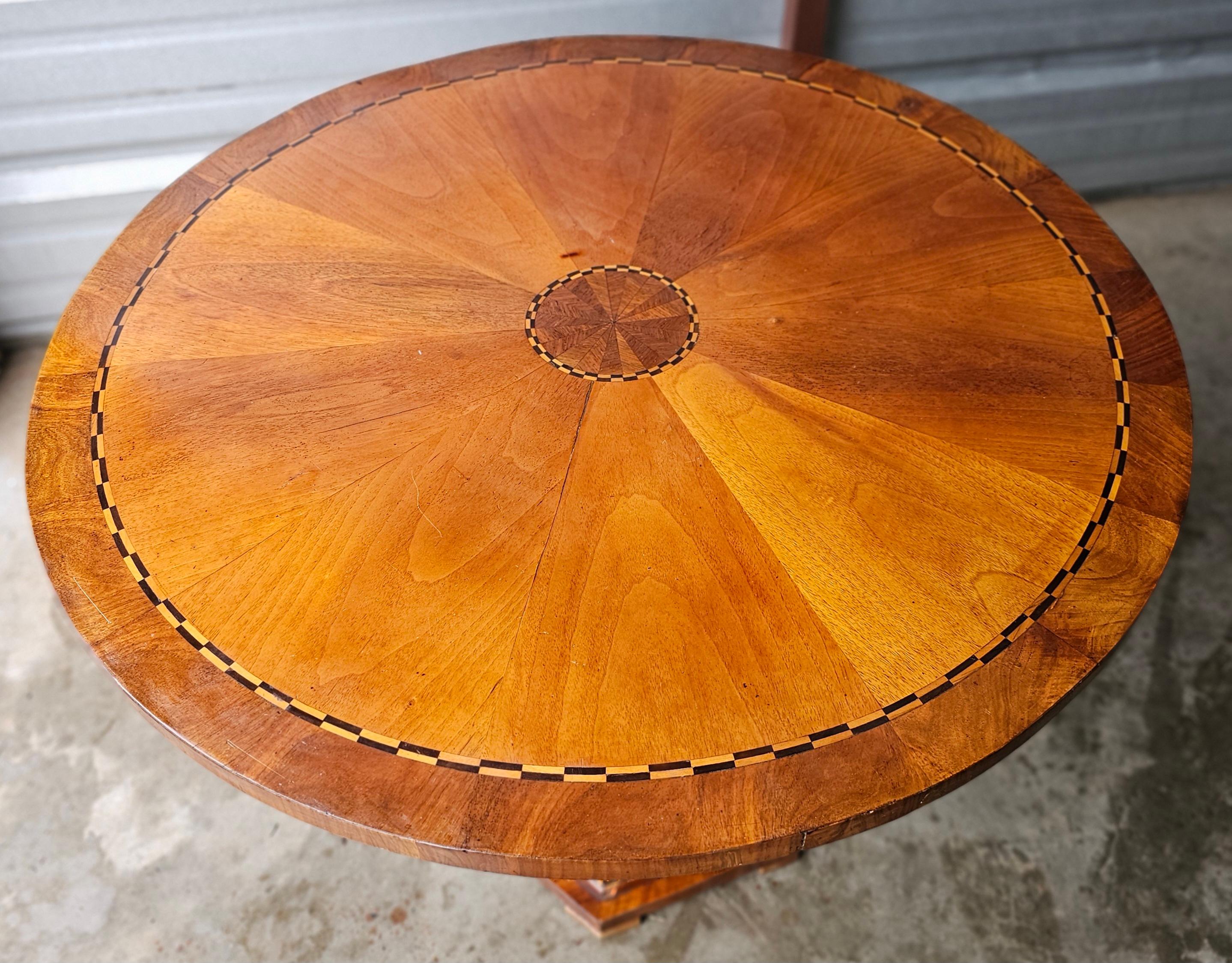 Table centrale néoclassique du 19ème siècle en bois de citronnier et ébène incrusté de bois fruitiers mixtes en vente 1