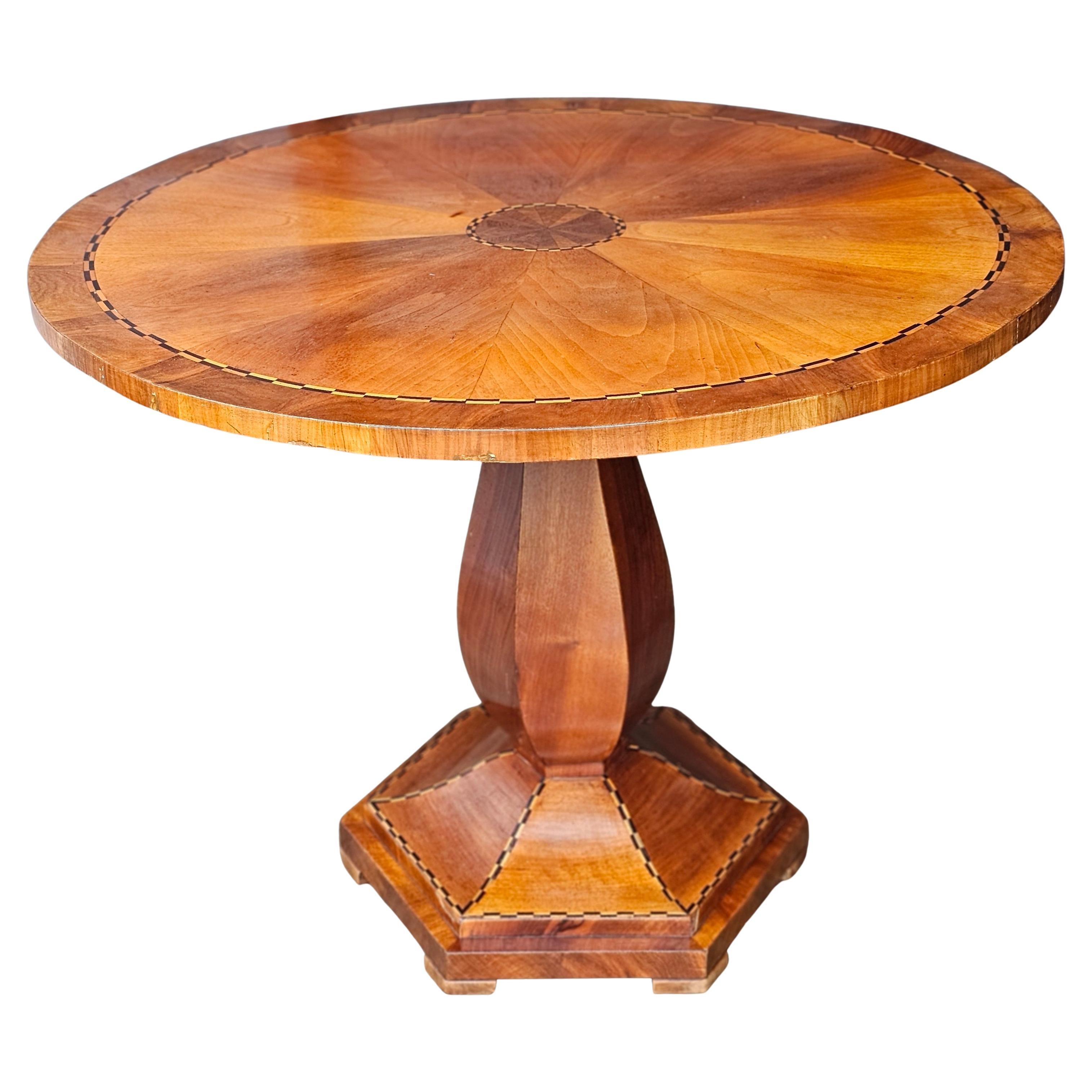 Tavolo da centro neoclassico del XIX secolo in legno satinato ed ebano intarsiato in legno misto a frutta