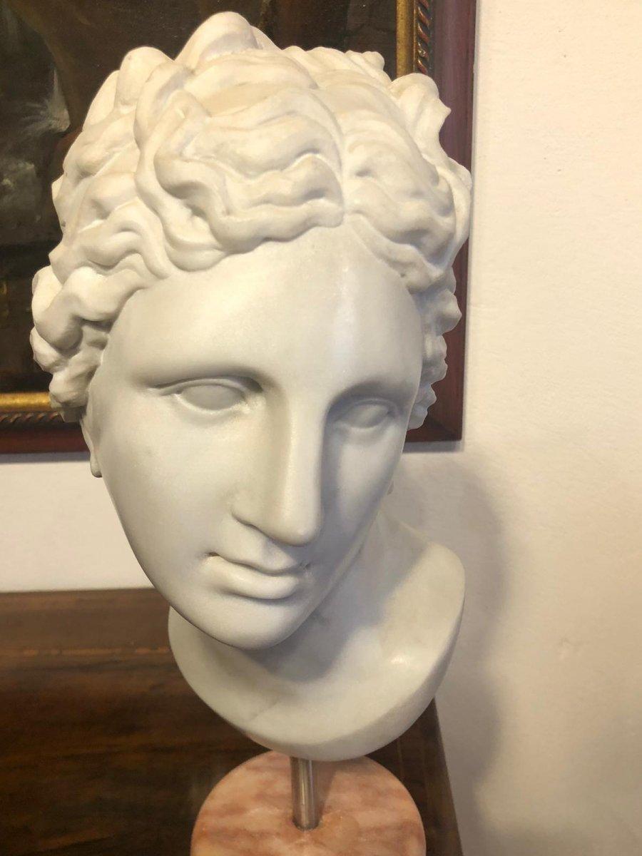 Italian sculpture of neoclassical period representing a head in white Carrara marble.

Dimensions: Height 46 cm, length 20 cm.
 