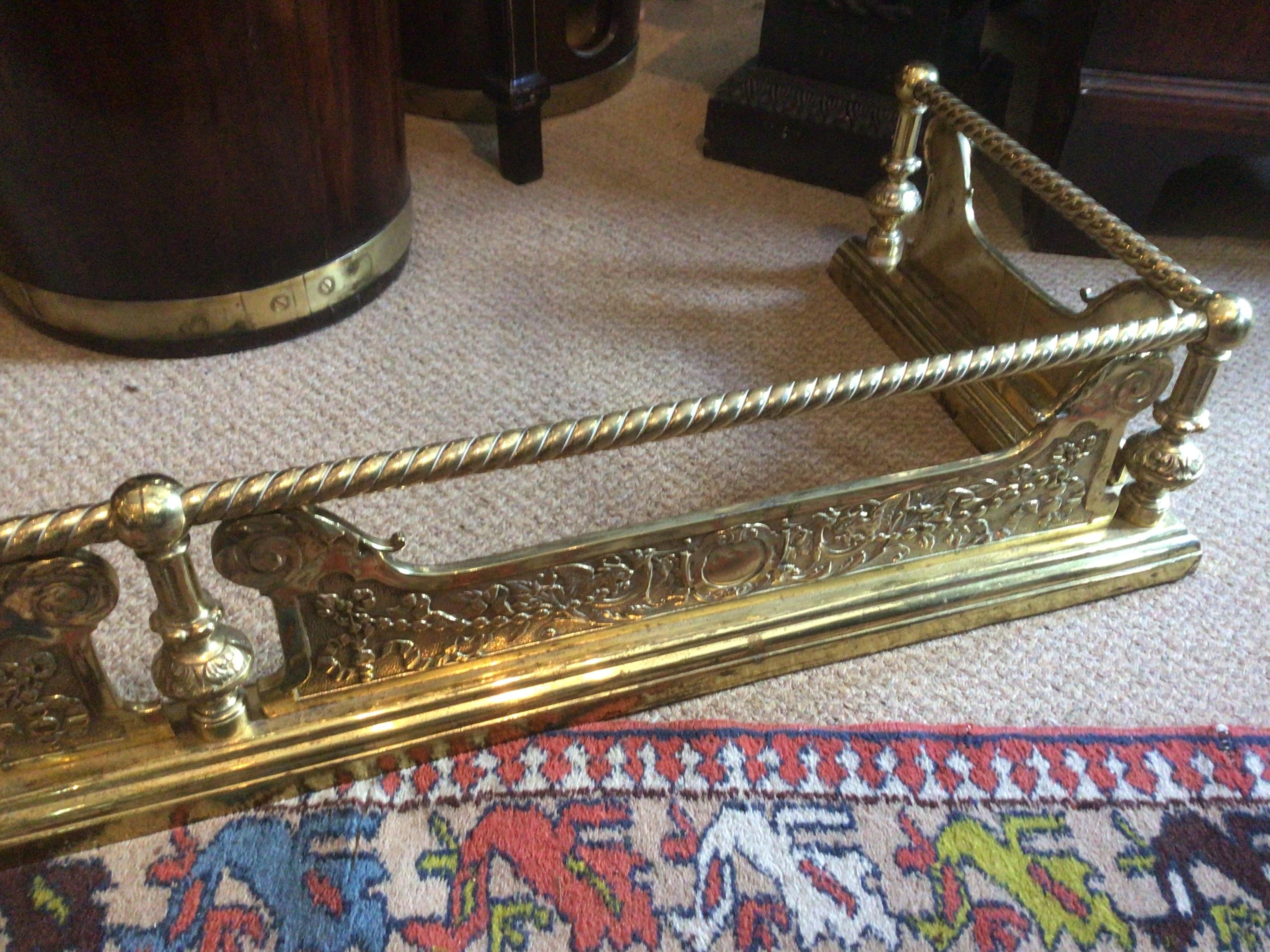 19th Century Neoclassical Style Brass Fender In Excellent Condition For Sale In Dublin 8, IE