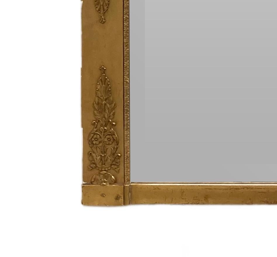 Specchio in legno dorato in stile neoclassico del XIX secolo In condizioni buone in vendita a Houston, TX