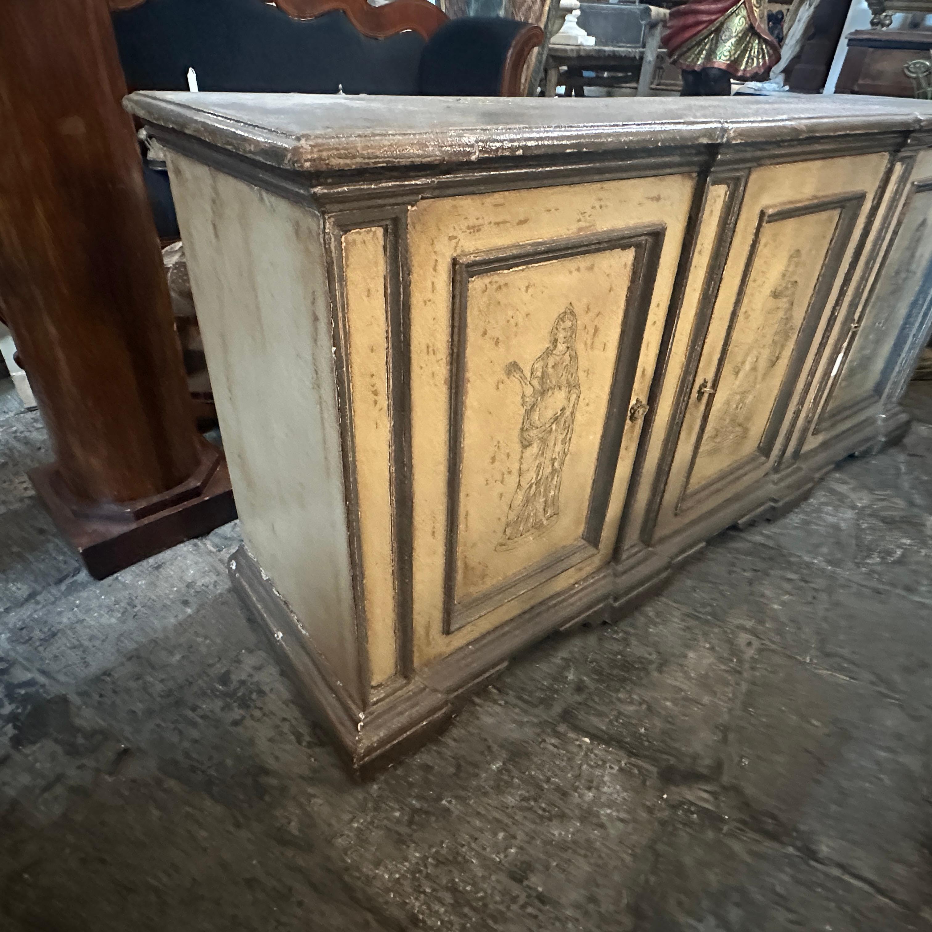 19th century Neoclassical Style Gray and Ivory Lacquered Wood Italian Credenza In Fair Condition In Catania, Sicilia
