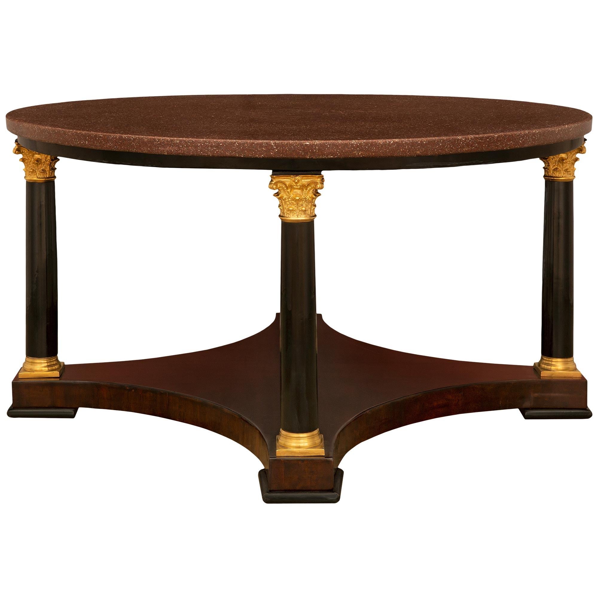 Néoclassique Table basse de style néoclassique du XIXe siècle en acajou, bronze doré et porphyre en vente