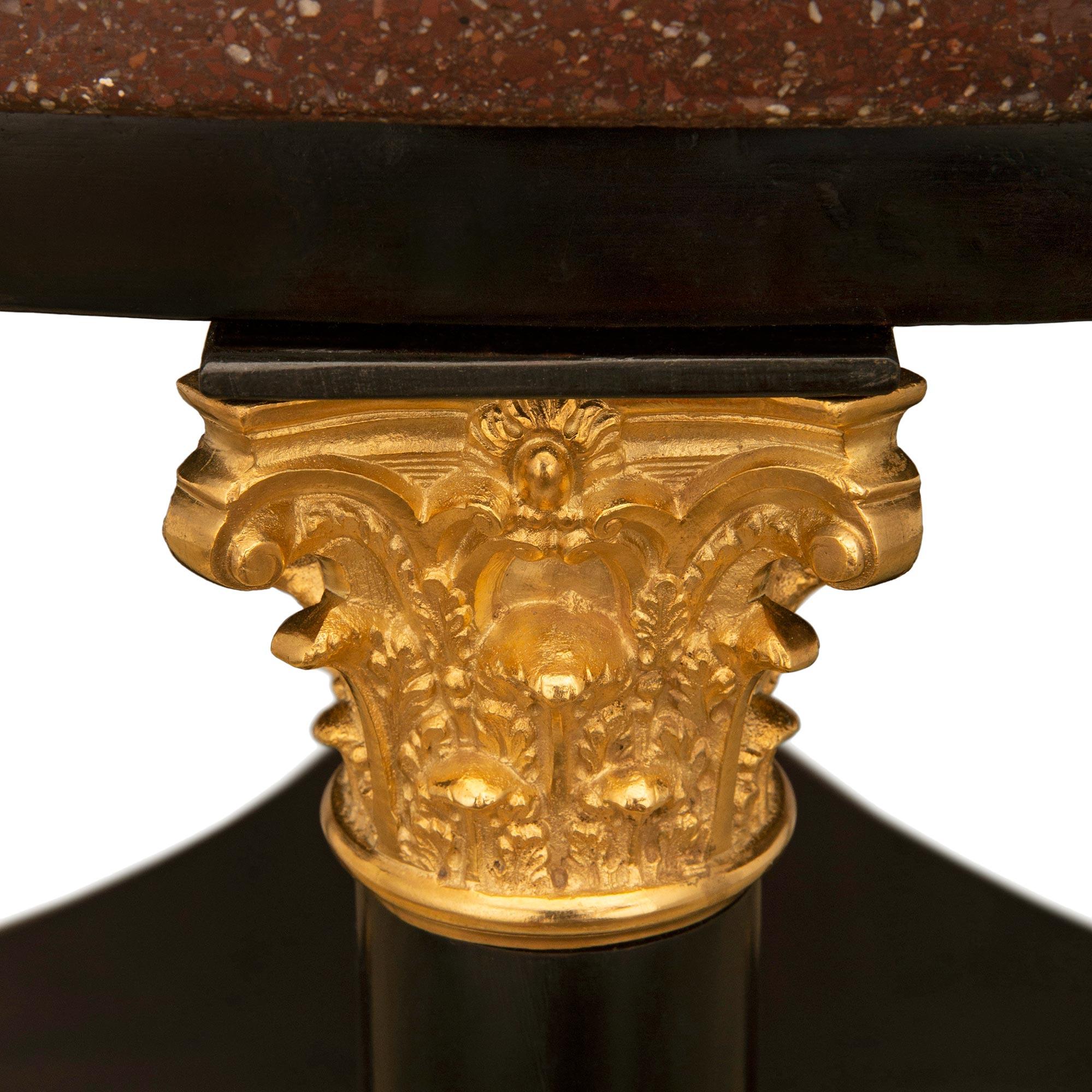 Couchtisch im neoklassischen Stil des 19. Jahrhunderts aus Mahagoni, Goldbronze und Porphyr (Unbekannt) im Angebot