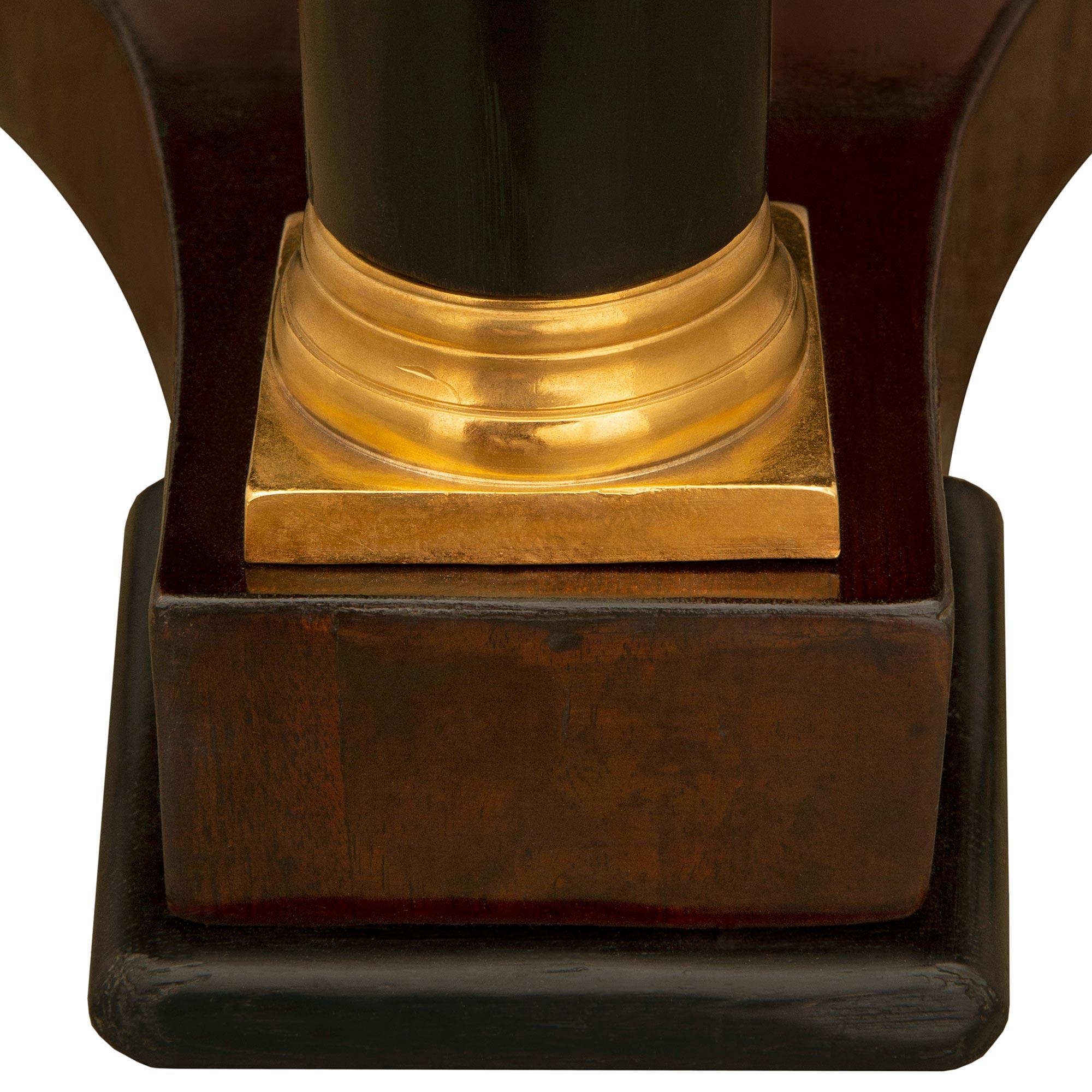 Table basse de style néoclassique du XIXe siècle en acajou, bronze doré et porphyre Bon état - En vente à West Palm Beach, FL