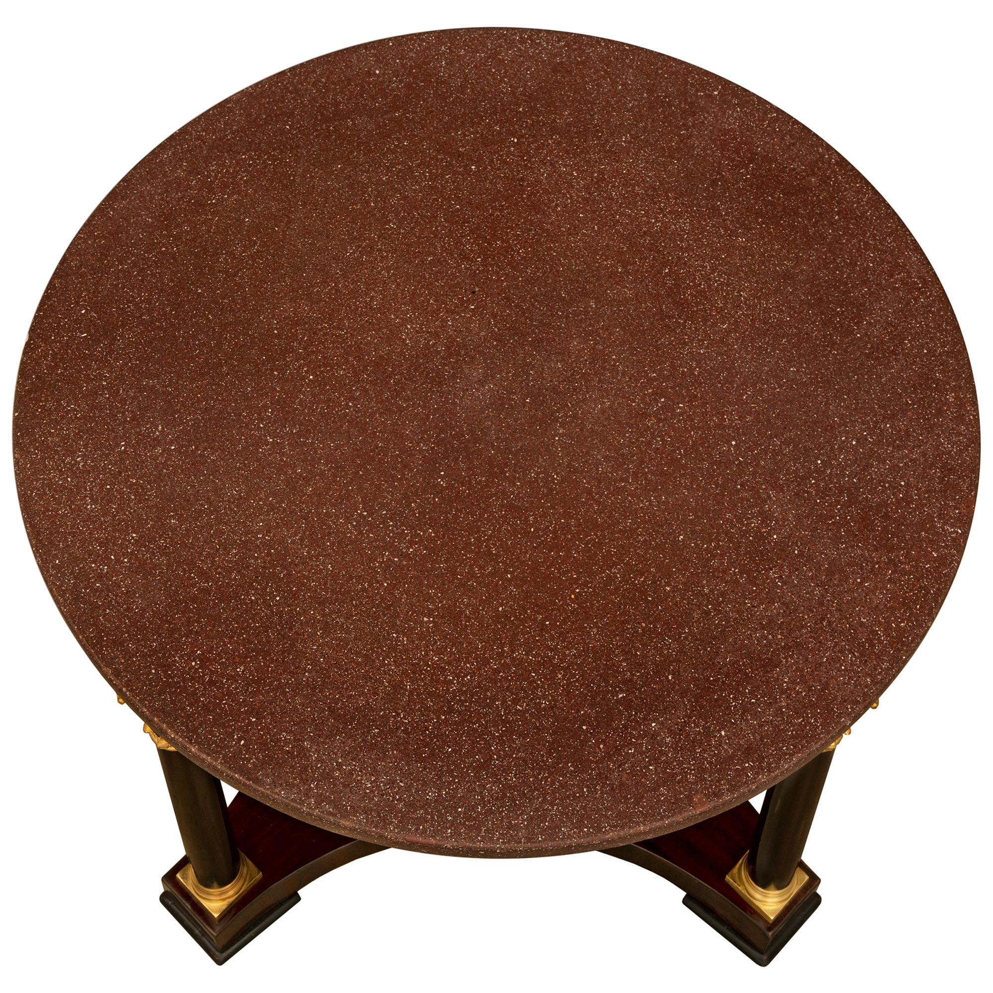 Bronze doré Table basse de style néoclassique du XIXe siècle en acajou, bronze doré et porphyre en vente