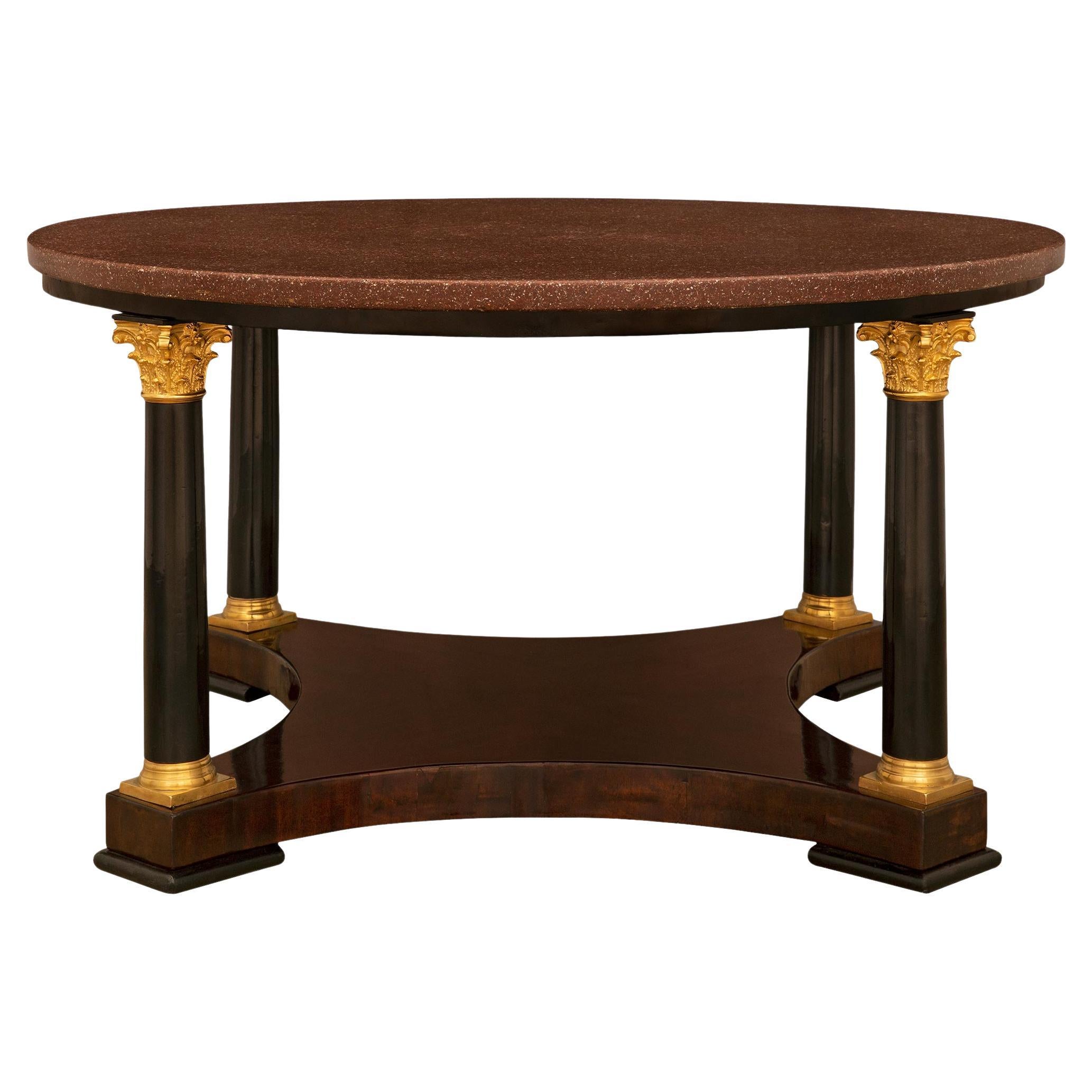 Table basse de style néoclassique du XIXe siècle en acajou, bronze doré et porphyre