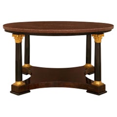 Table basse de style néoclassique du XIXe siècle en acajou, bronze doré et porphyre