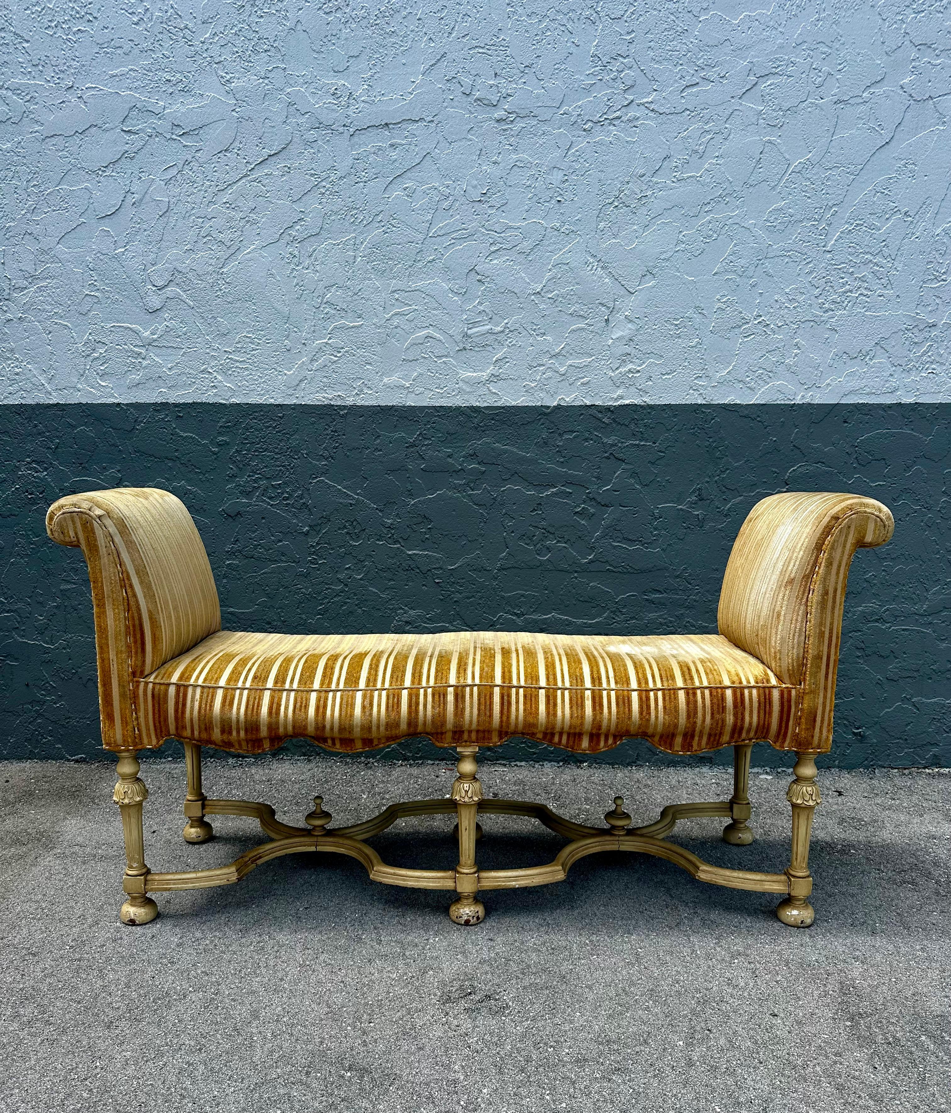 19th Century Neoclassical Style Scalloped Velvet Yellow Bench Window Seat For Sale 7