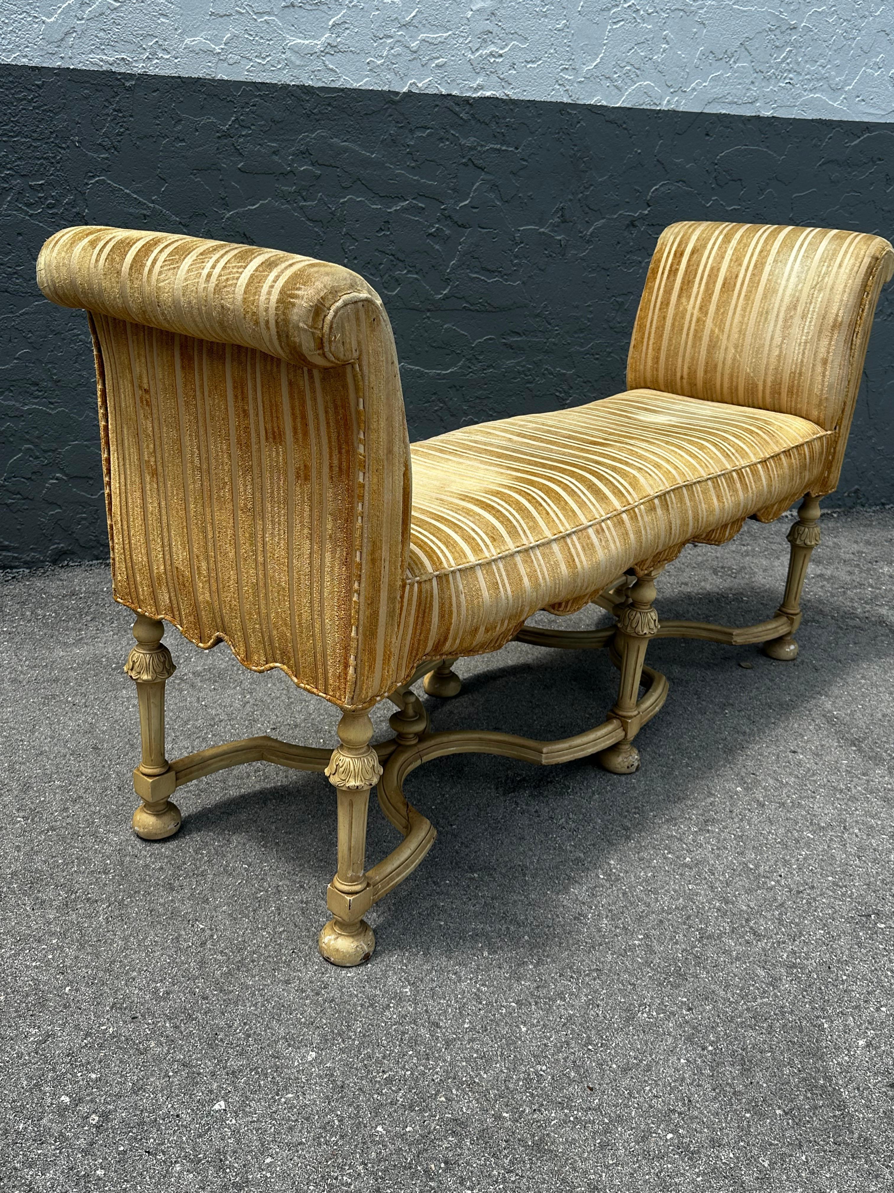 19th Century Neoclassical Style Scalloped Velvet Yellow Bench Window Seat In Good Condition For Sale In Fort Lauderdale, FL