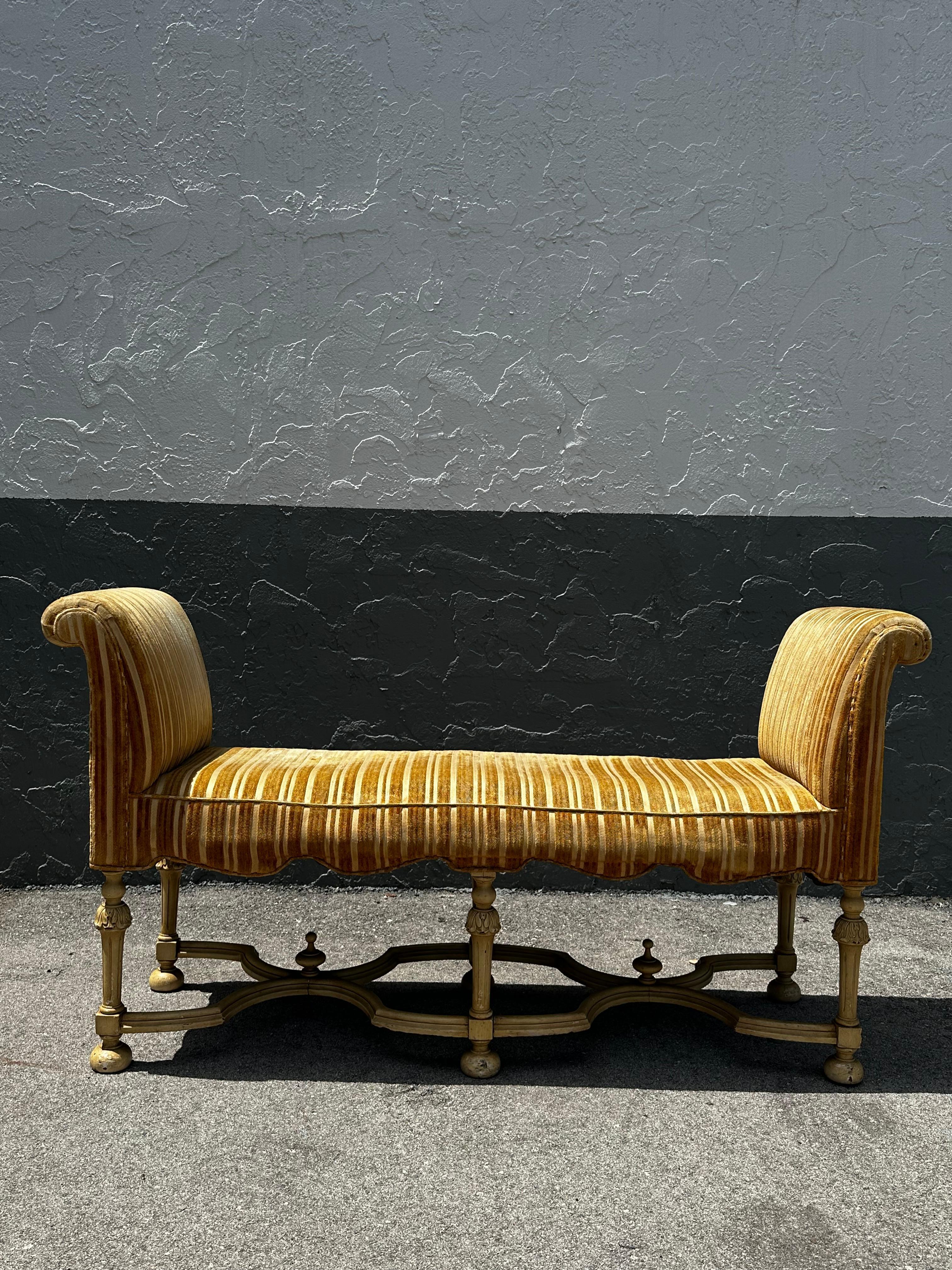 19th Century Neoclassical Style Scalloped Velvet Yellow Bench Window Seat For Sale 2