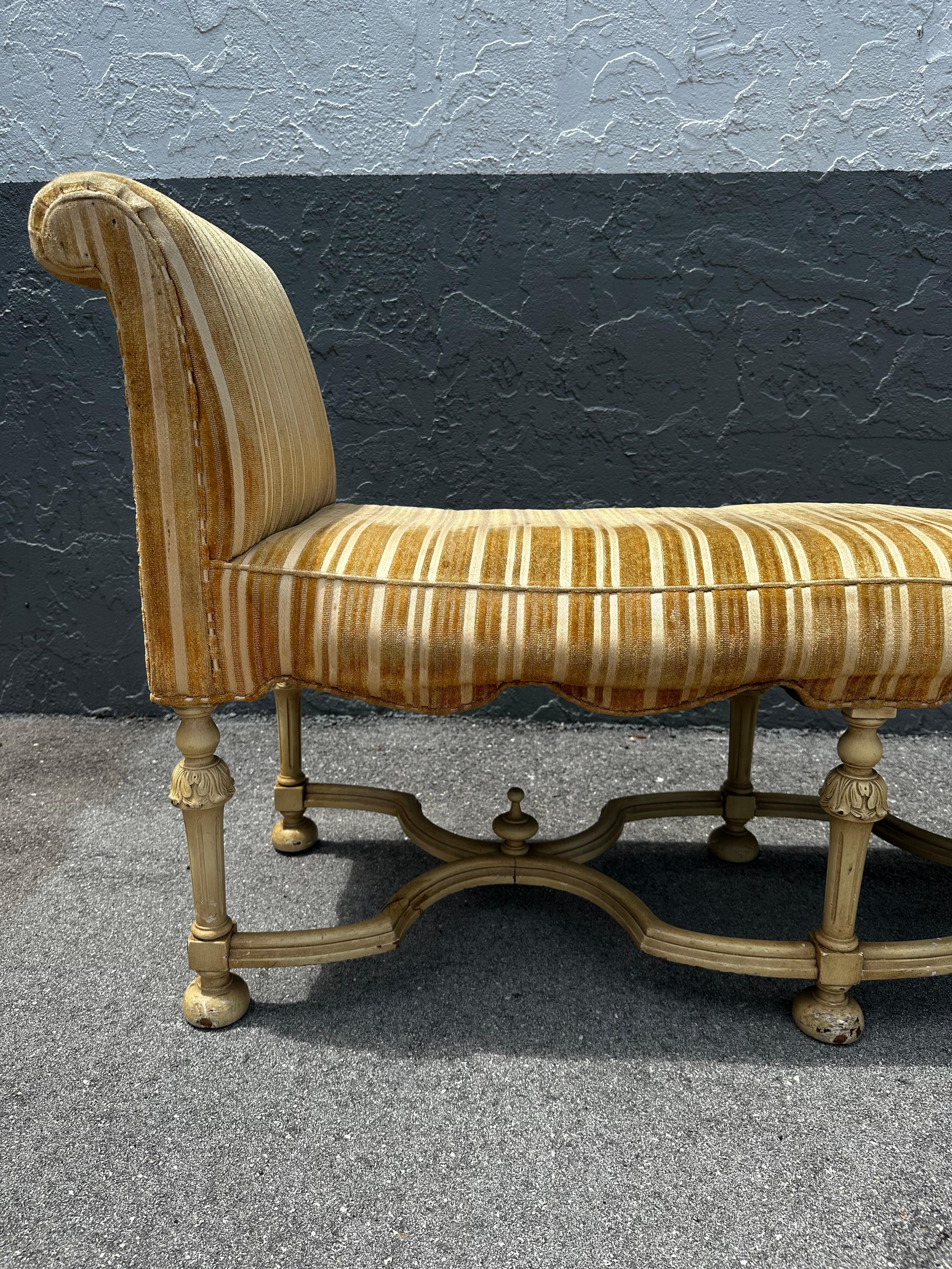 19th Century Neoclassical Style Scalloped Velvet Yellow Bench Window Seat For Sale 4