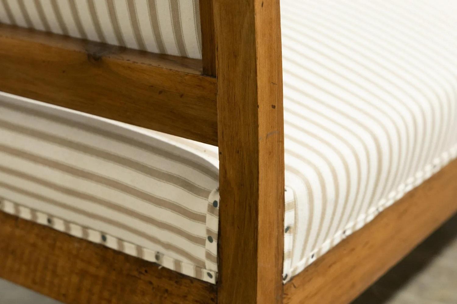 Lit de jour / banc du 19e siècle. Le lit de jour est doté d'un cadre en bois massif et d'un tissu à rayures.