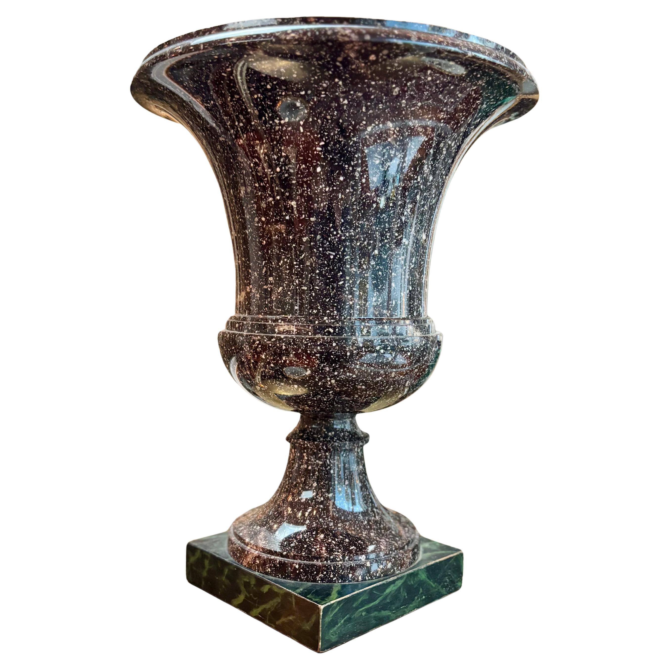 Vaso a urna campana in porfido svedese o russo del XIX secolo