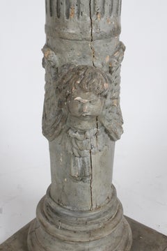 Neoklassizistische, geriffelte Holzsäule des 19. Jahrhunderts mit geschnitzter, geflügelter, grauer Lackierung