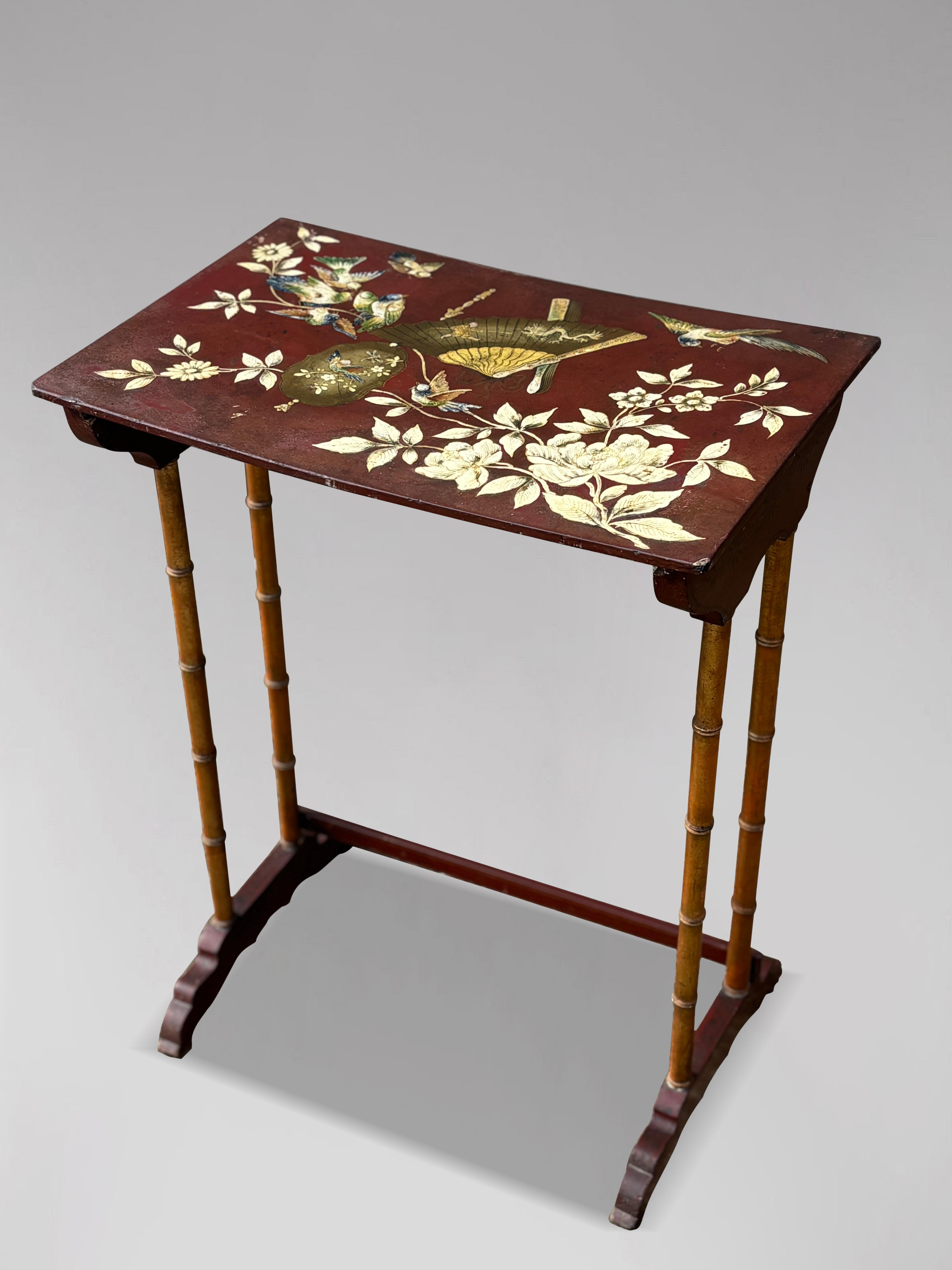 Ensemble de quatre tables françaises peintes à la fleurs du 19ème siècle en vente 2