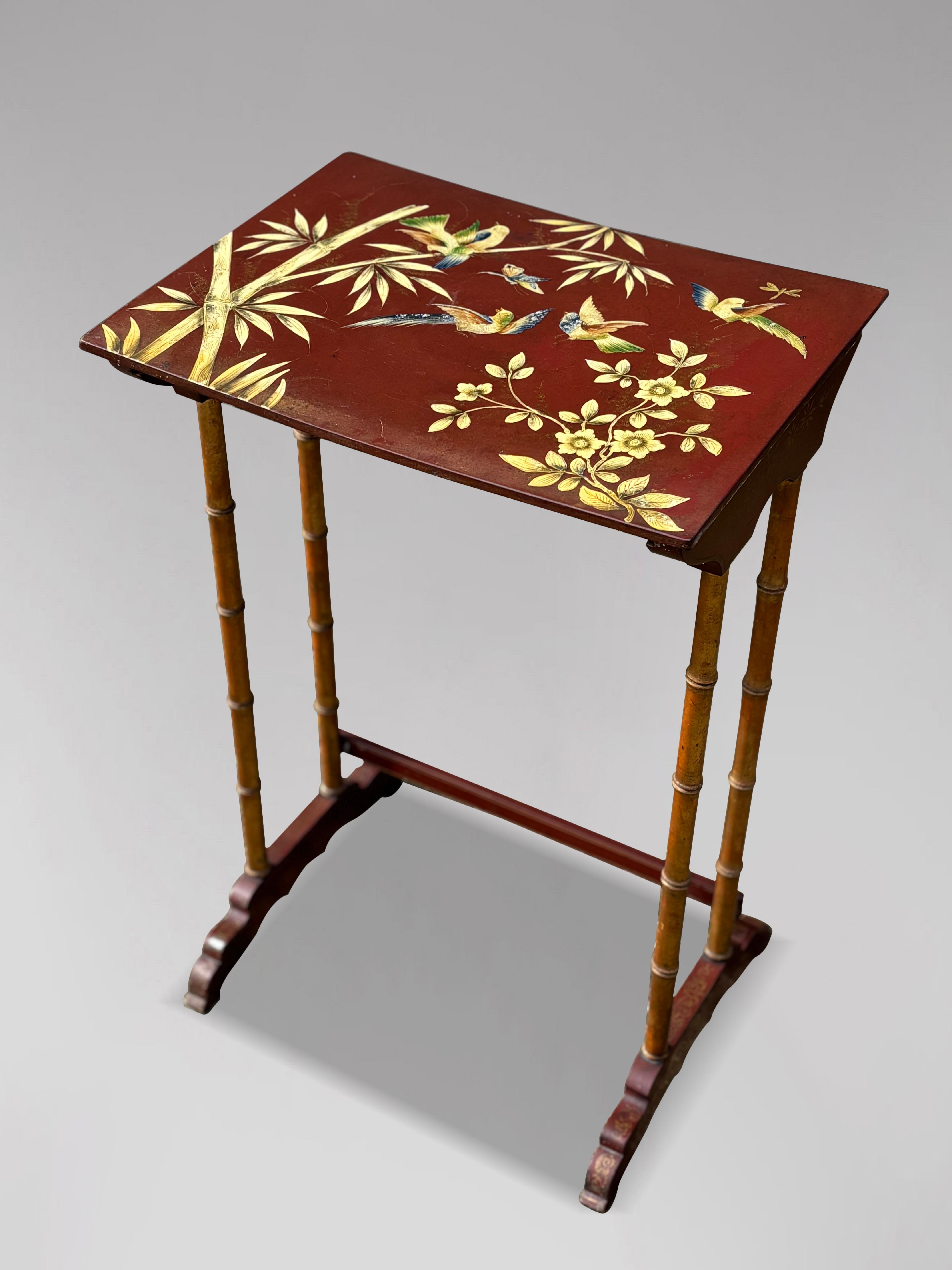Ensemble de quatre tables françaises peintes à la fleurs du 19ème siècle en vente 3
