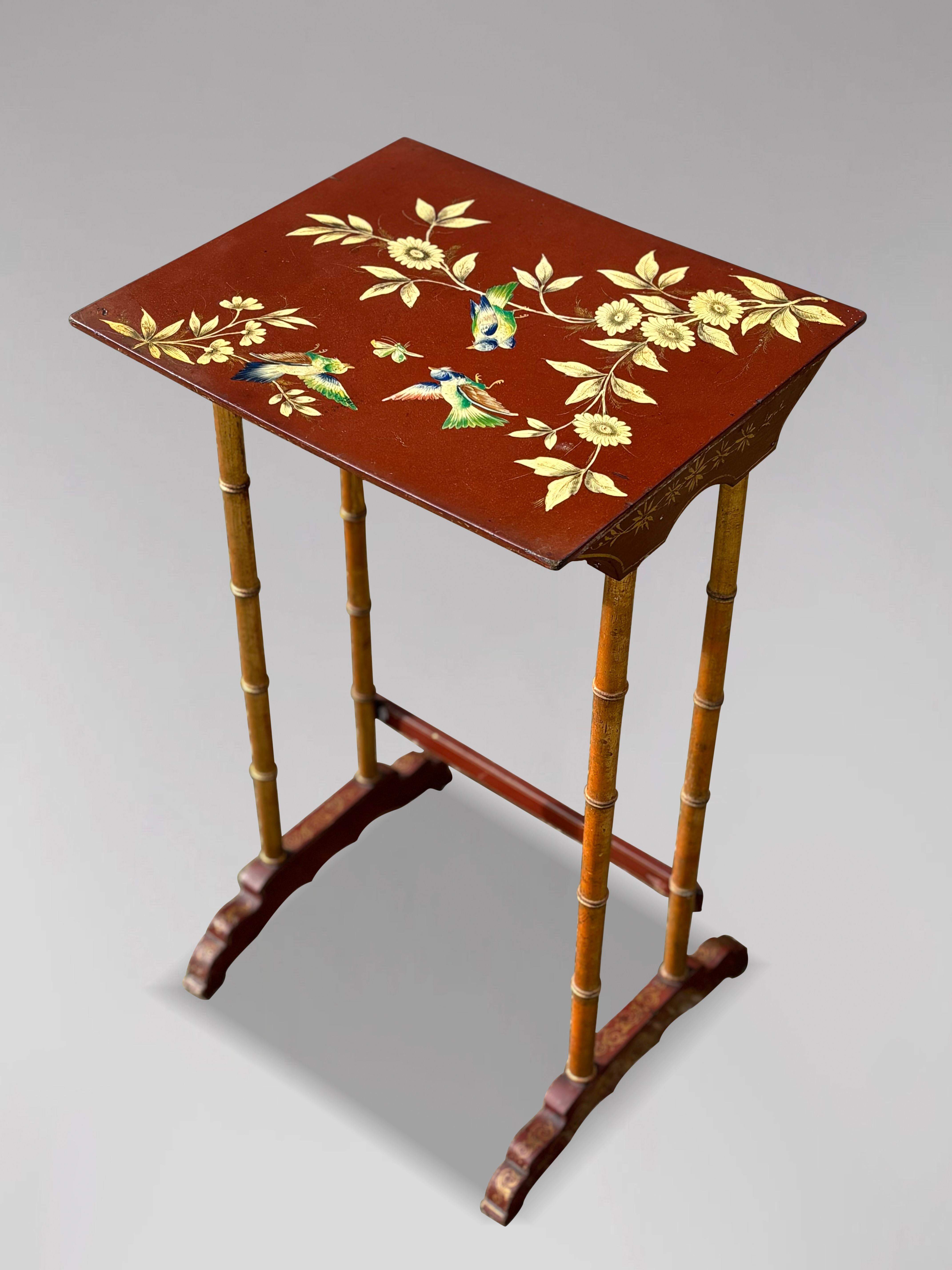 Ensemble de quatre tables françaises peintes à la fleurs du 19ème siècle en vente 4