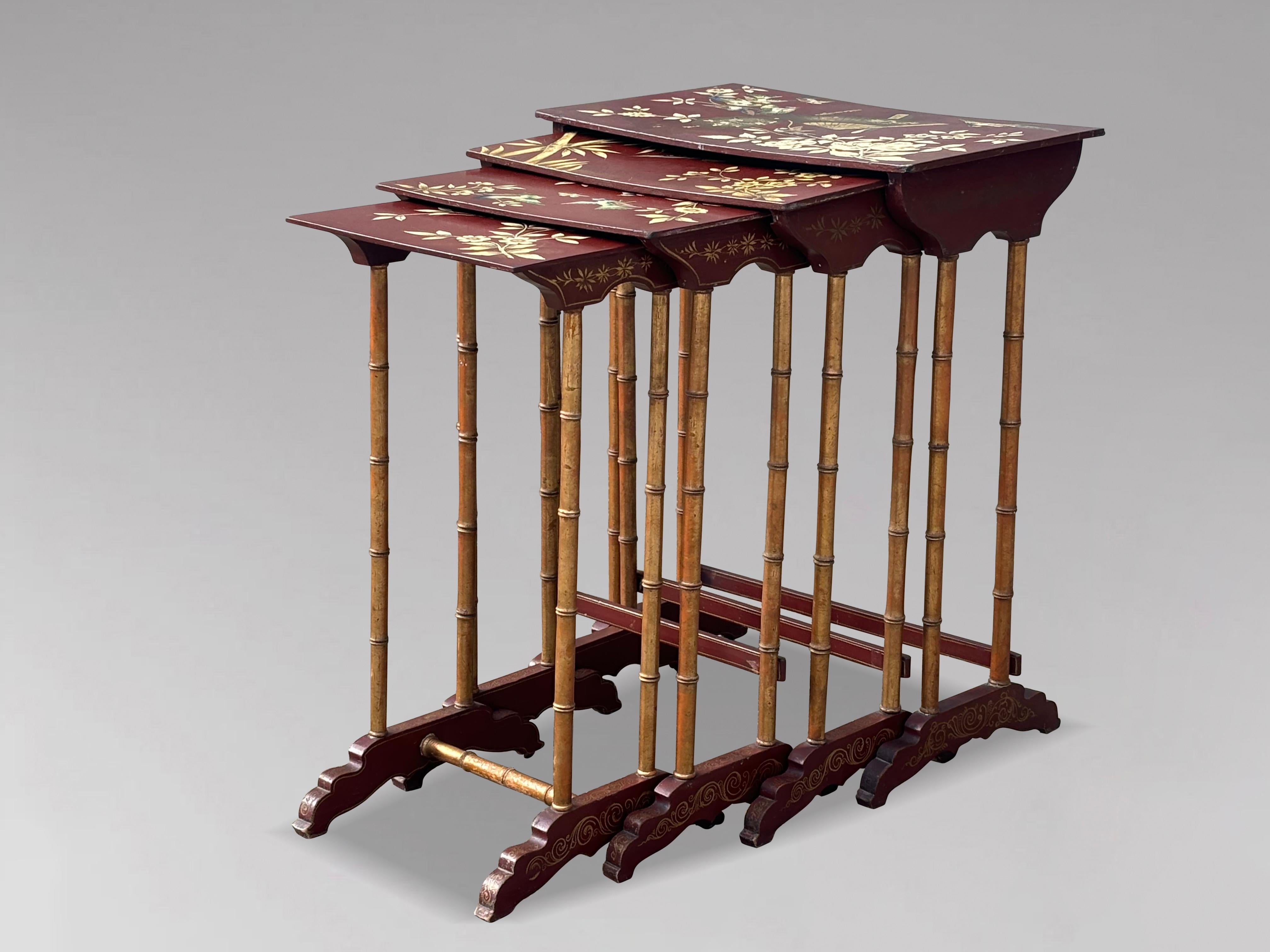 Ensemble de quatre tables françaises peintes à la fleurs du 19ème siècle en vente 6