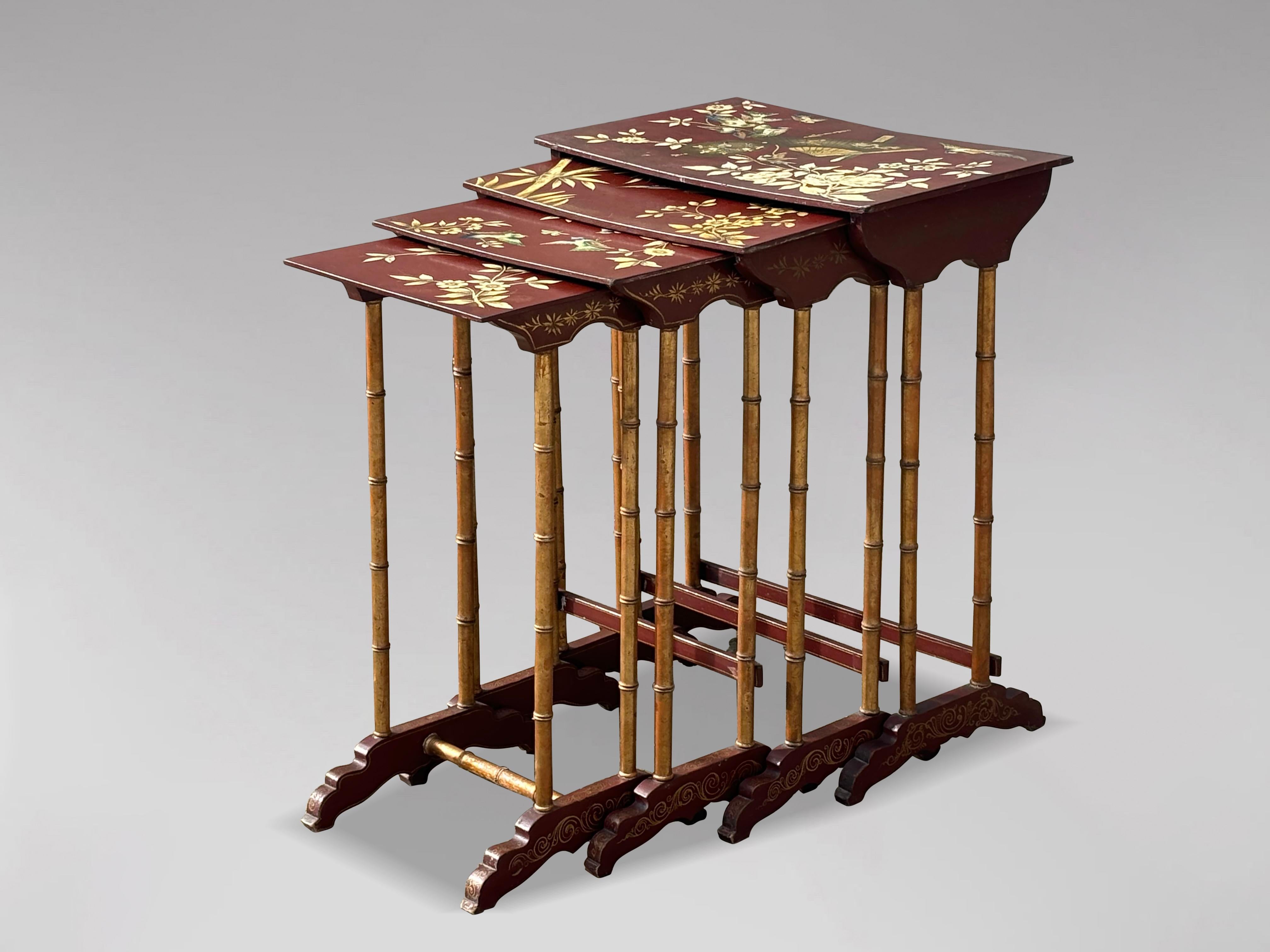 Ce nid de quatre tables d'appoint françaises empilables de la fin du XIXe siècle est une pièce de grande qualité qui présente des plateaux rectangulaires joliment peints de motifs floraux. L'ensemble se compose de quatre tables assorties qui