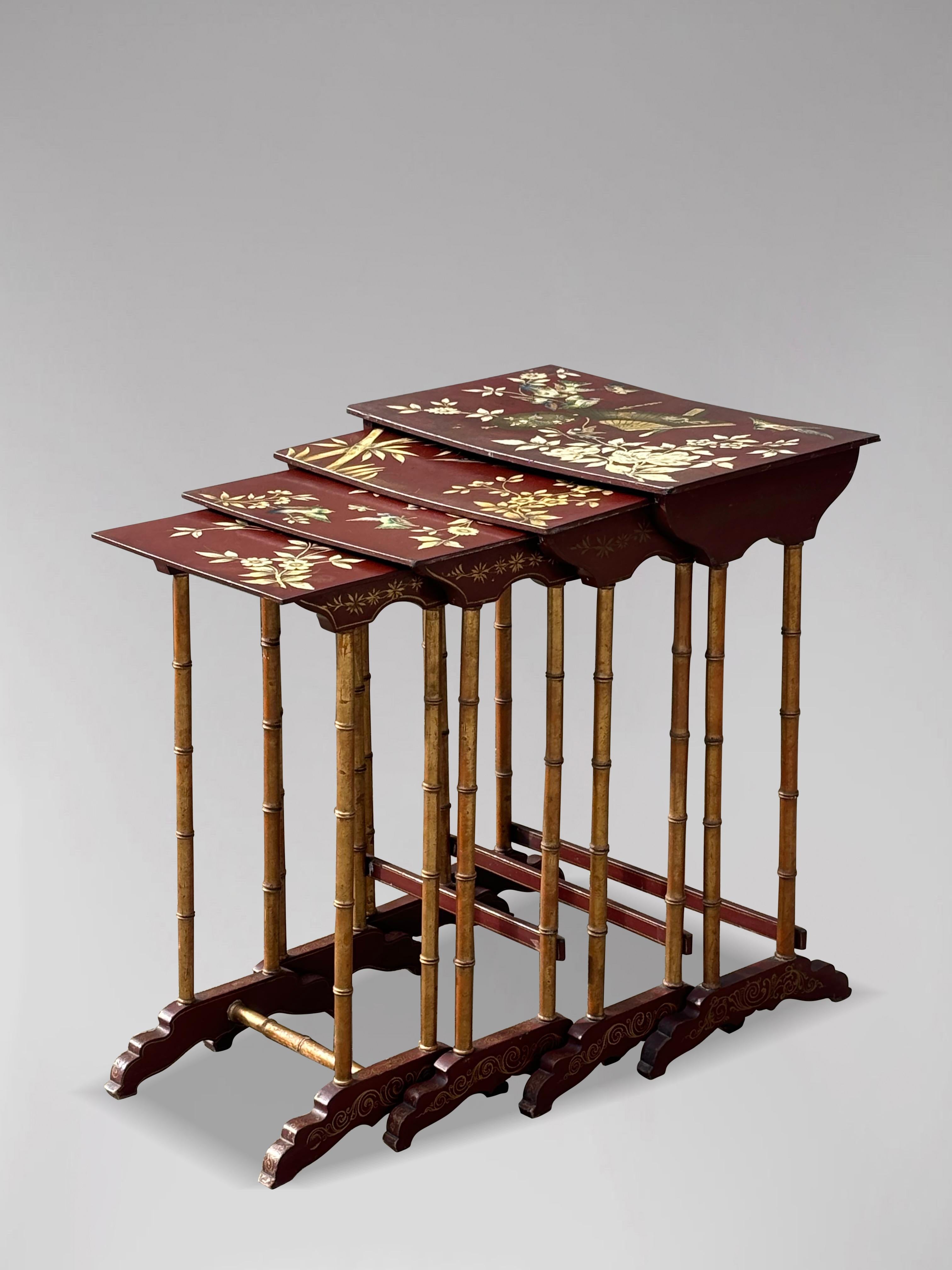 Provincial français Ensemble de quatre tables françaises peintes à la fleurs du 19ème siècle en vente