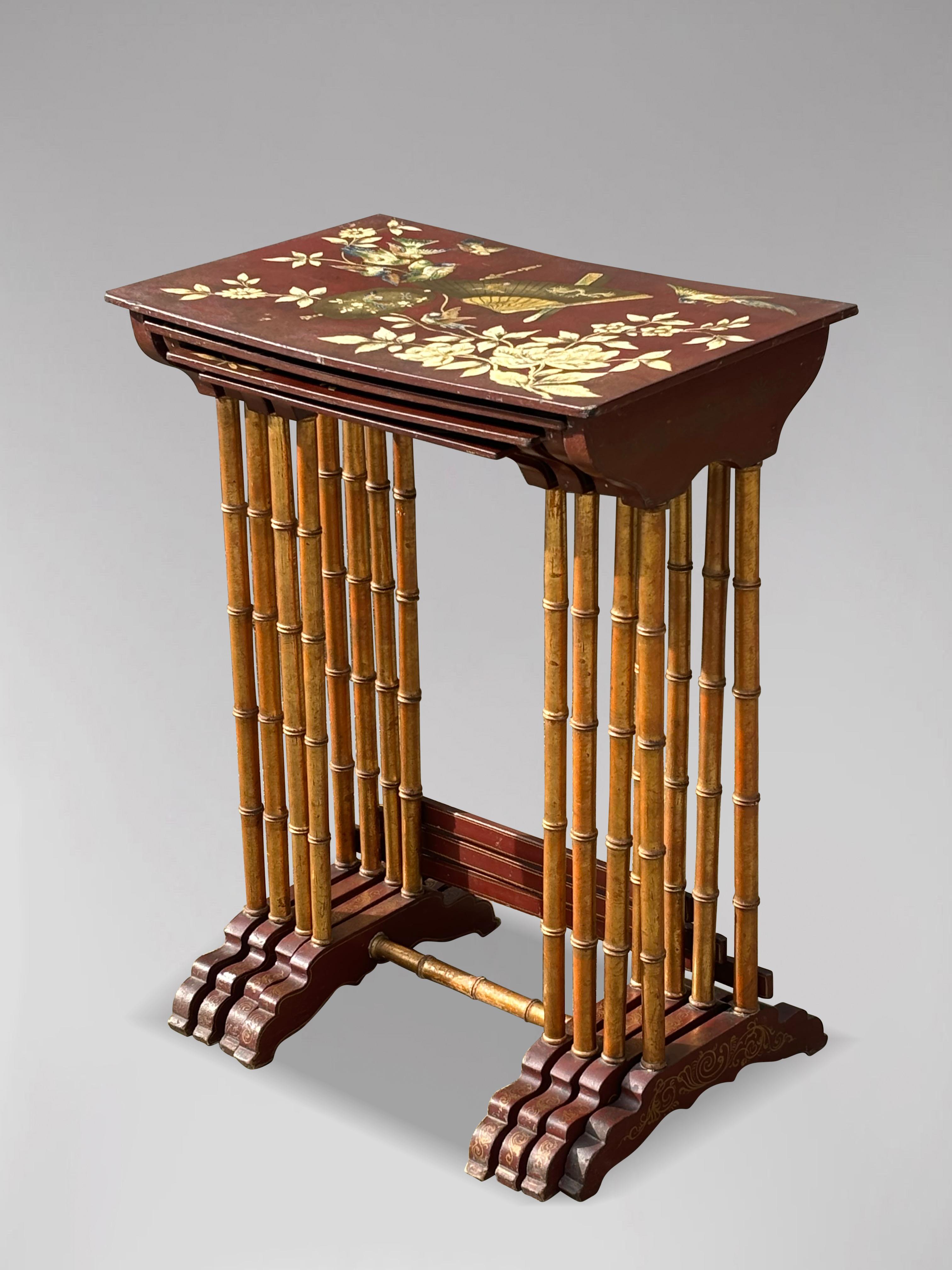 Français Ensemble de quatre tables françaises peintes à la fleurs du 19ème siècle en vente