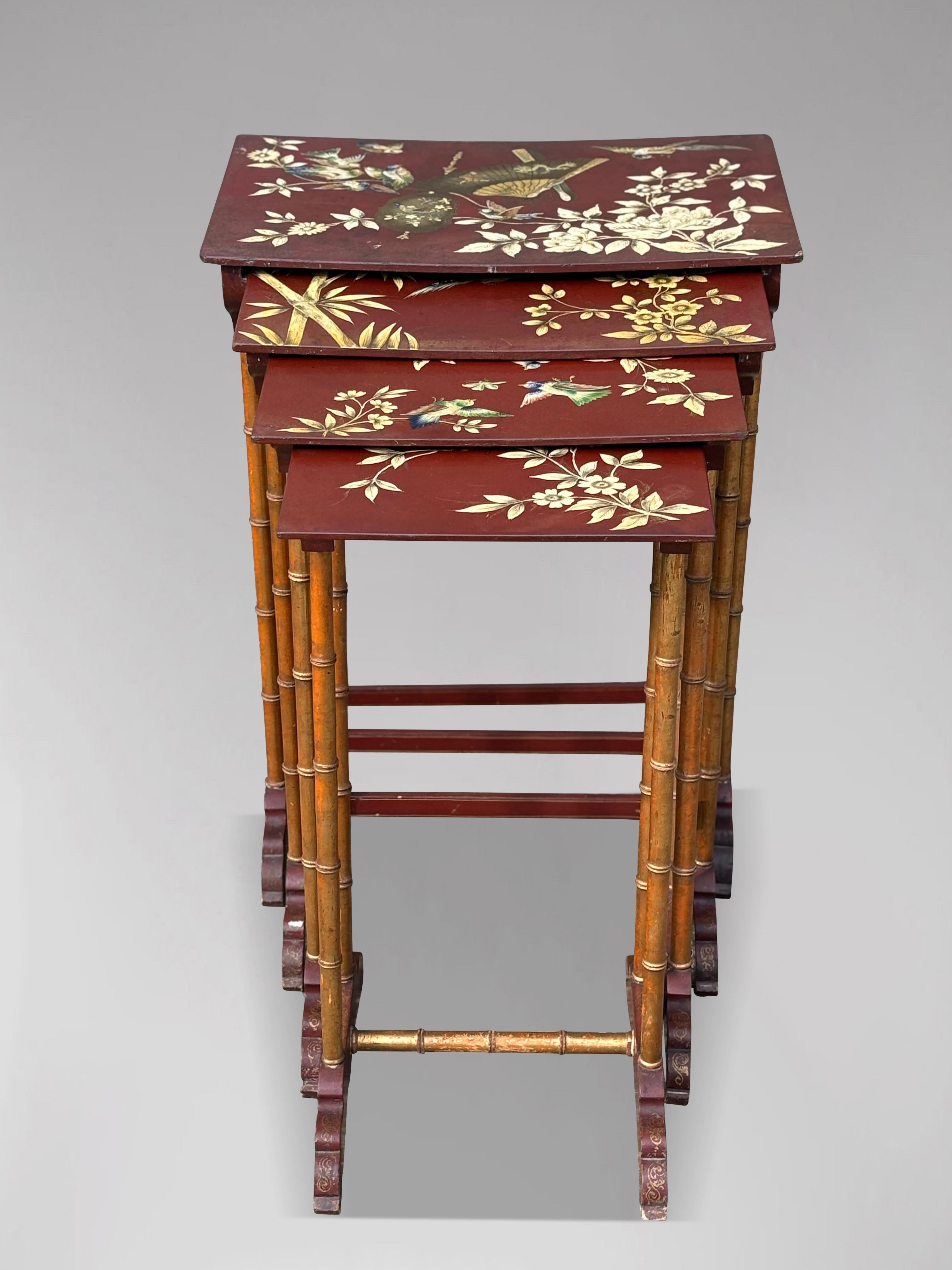 Peint à la main Ensemble de quatre tables françaises peintes à la fleurs du 19ème siècle en vente
